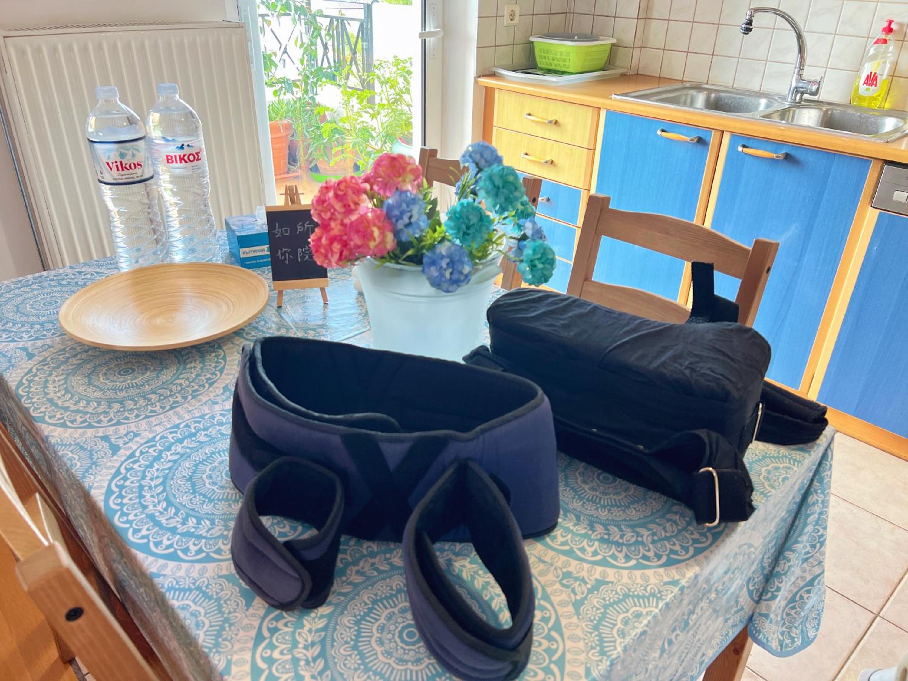 Cozy fairytal garden apartment, Family Friendly, Free parking, 15 Min to Airport