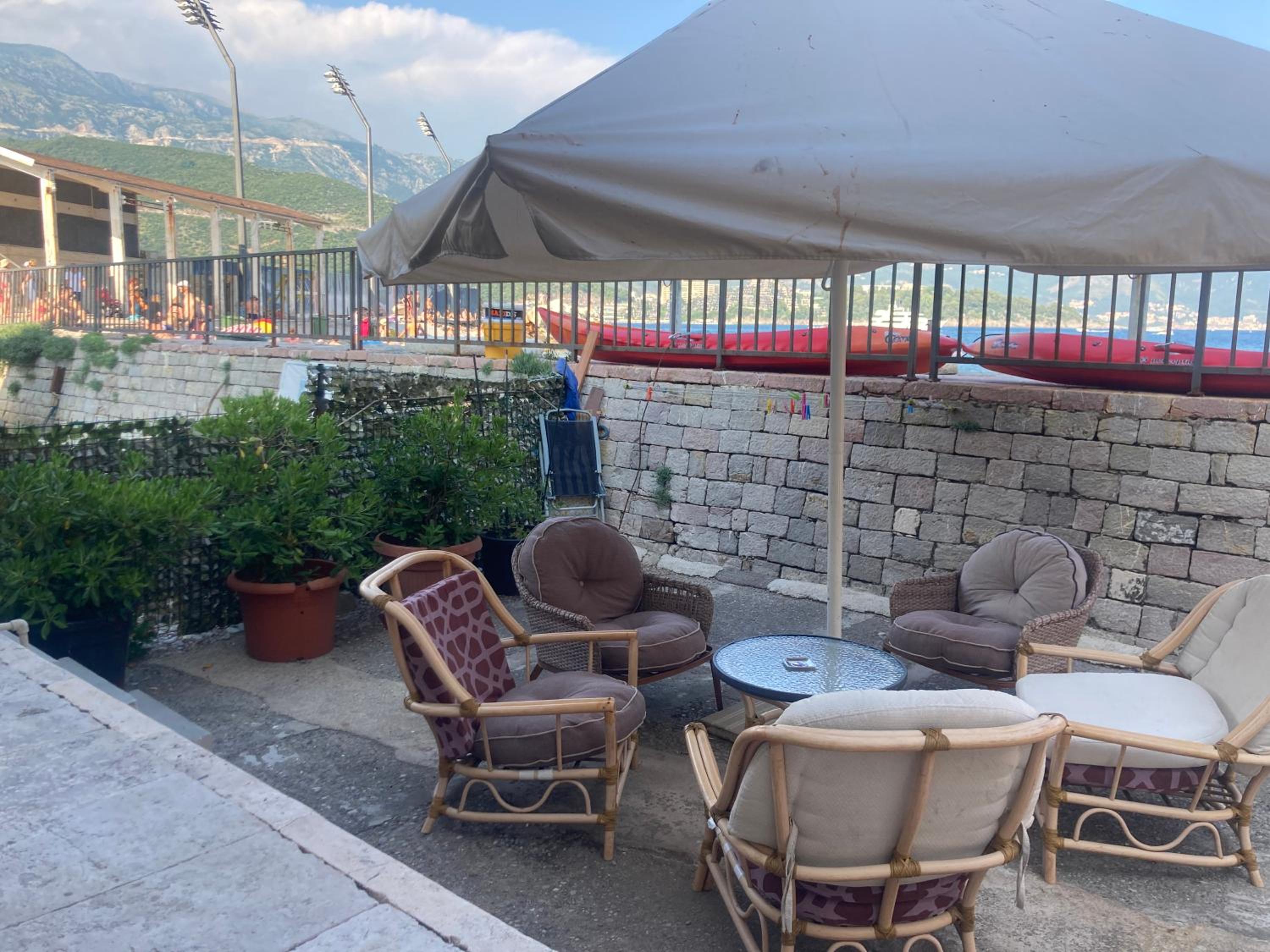 Plaža Stari Grad Budva pjena od mora Beach Apartman
