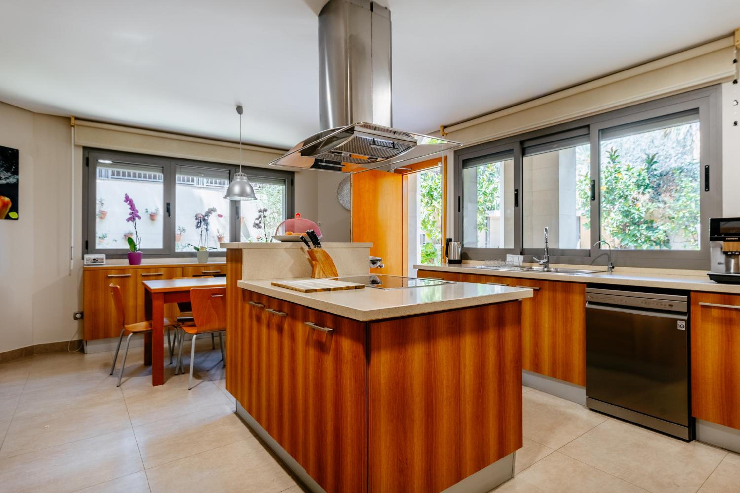 Lushville - Luxurious Villa with Pool in Valencia view 4