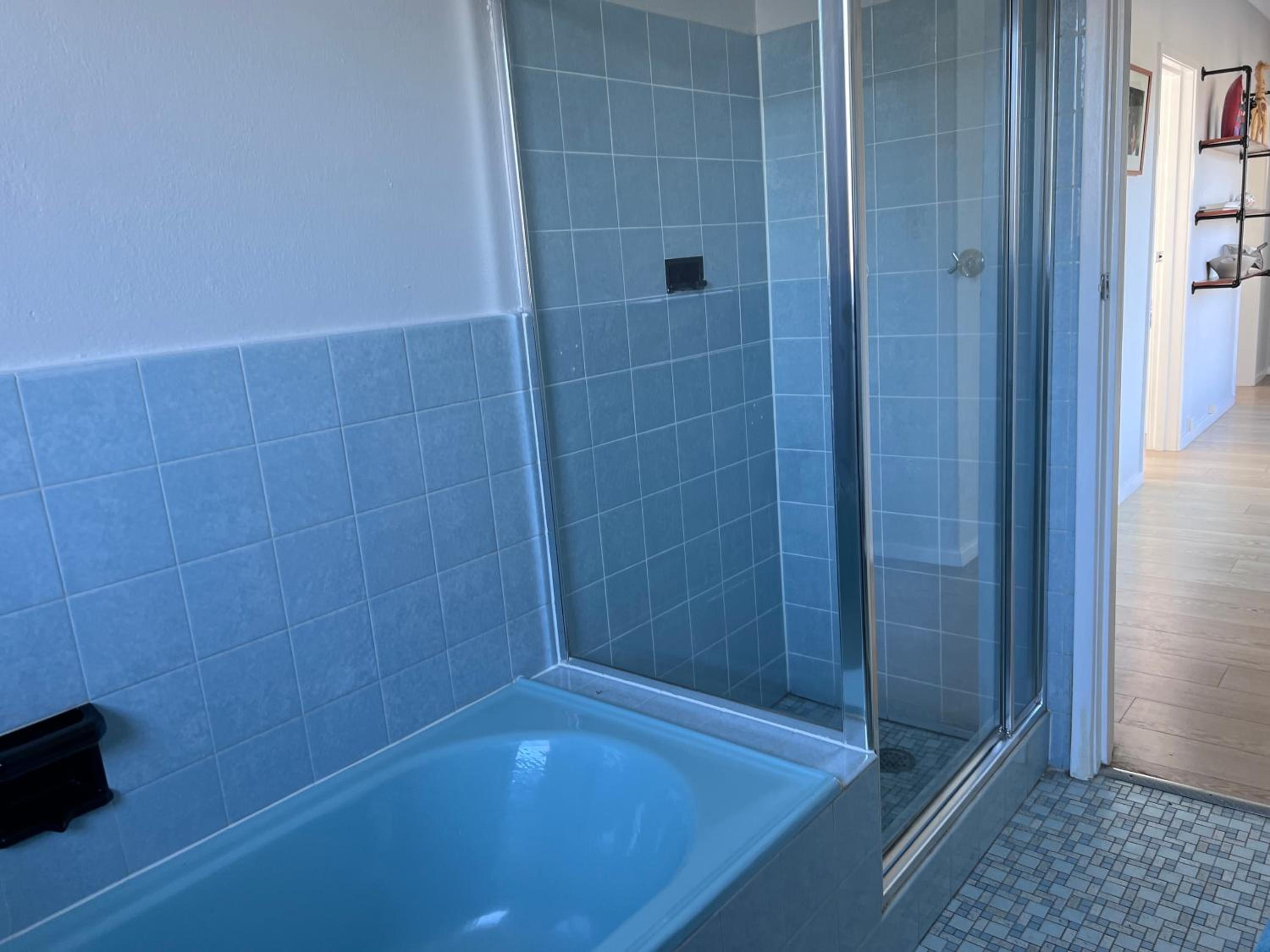 Queen Room in share house of De Murray B&B in Centre Queanbeyan & Canberra airport
