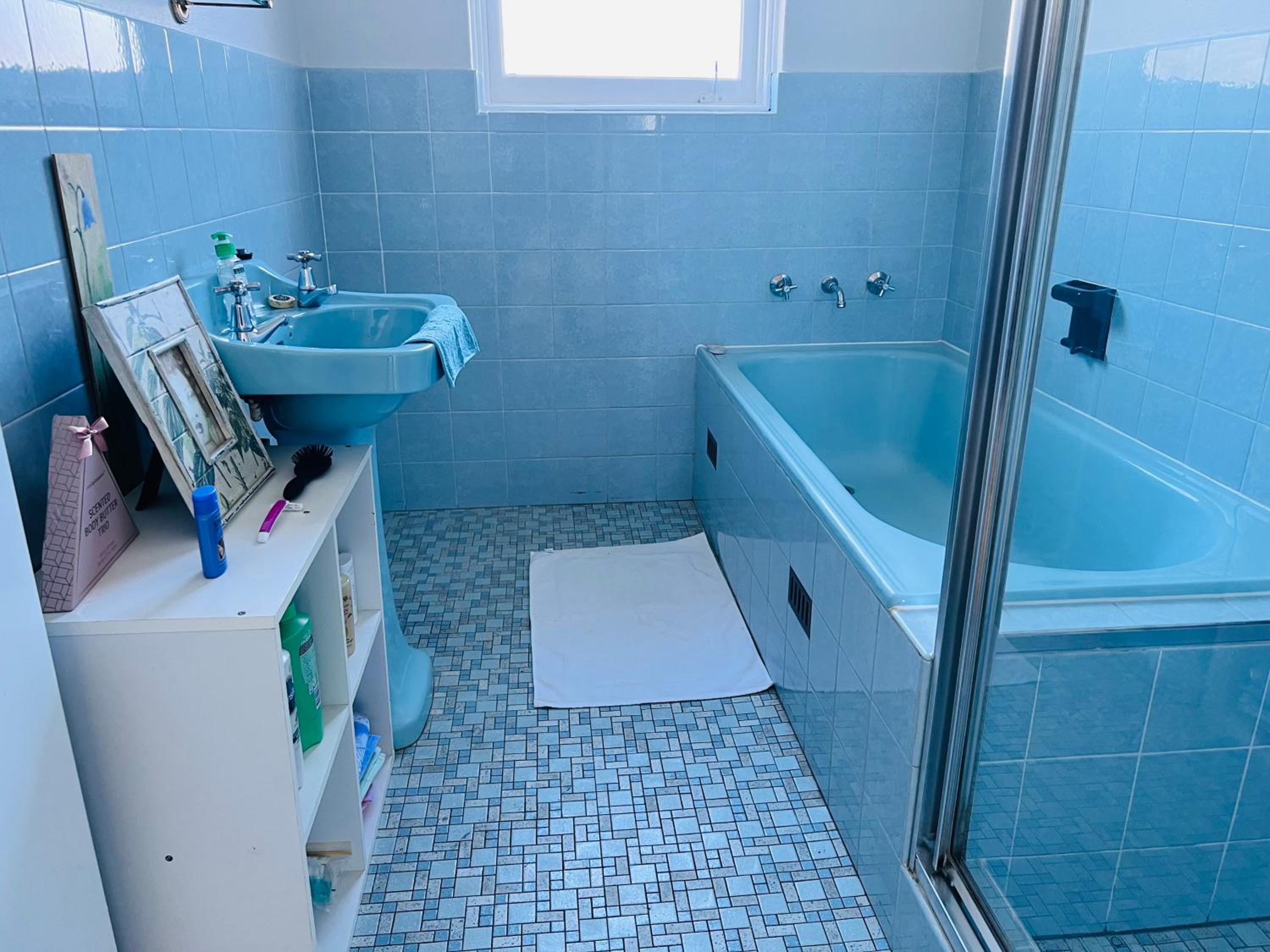 Queen Room in share house of De Murray B&B in Centre Queanbeyan & Canberra airport