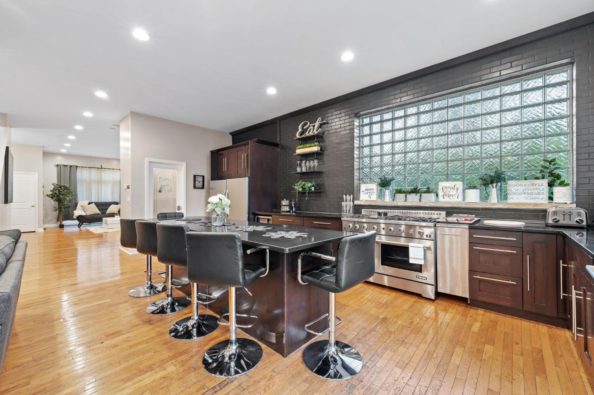 Spacious Luxury Retreat 8 Bed Oasis with 6 Baths view 3
