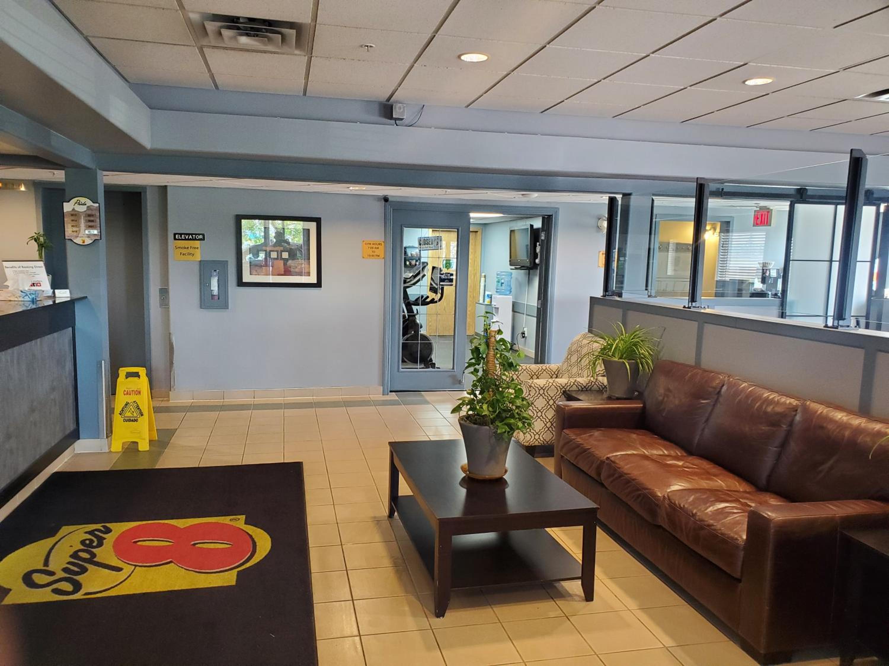 Leduc Vacations - Super 8 by Wyndham Edmonton International Airport - Property Image 5