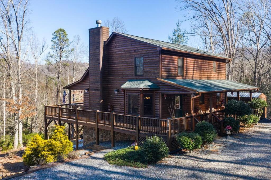 3-Story Private Cabin with Hot Tub and Fire Pit