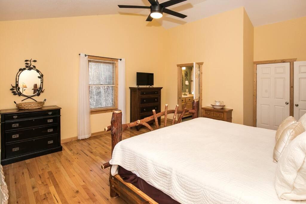 3-Story Private Cabin with Hot Tub and Fire Pit