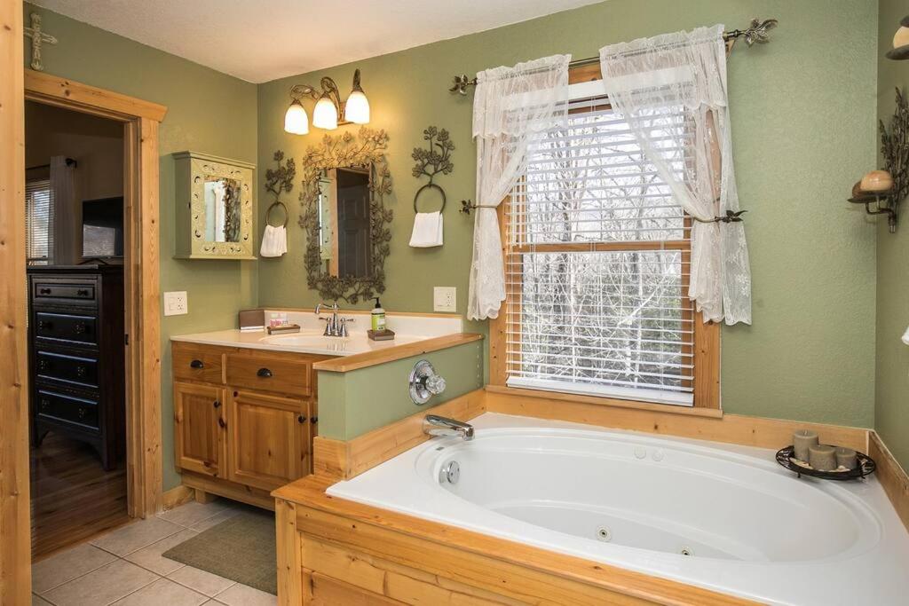 3-Story Private Cabin with Hot Tub and Fire Pit
