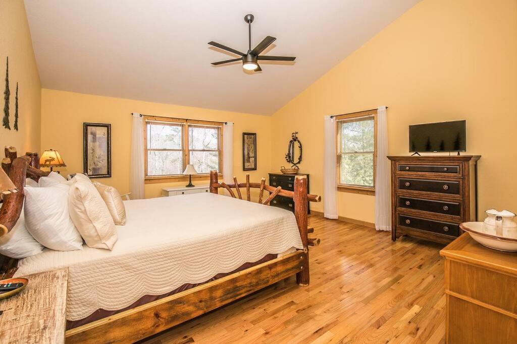 3-Story Private Cabin with Hot Tub and Fire Pit