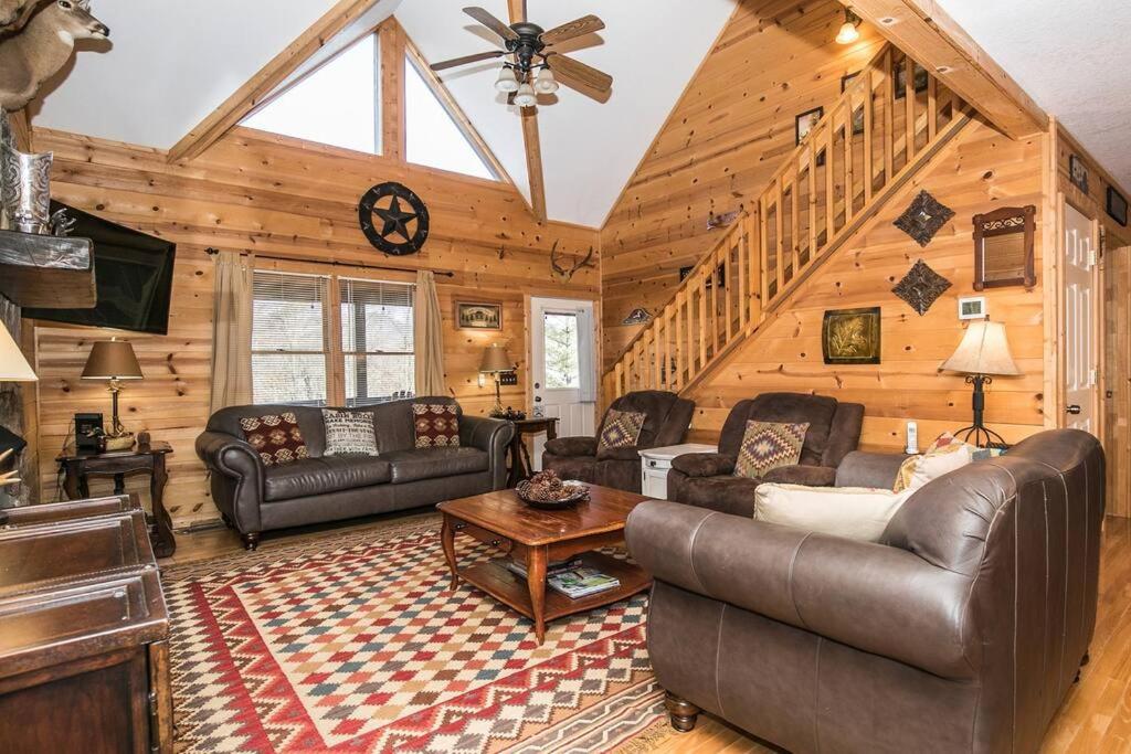3-Story Private Cabin with Hot Tub and Fire Pit