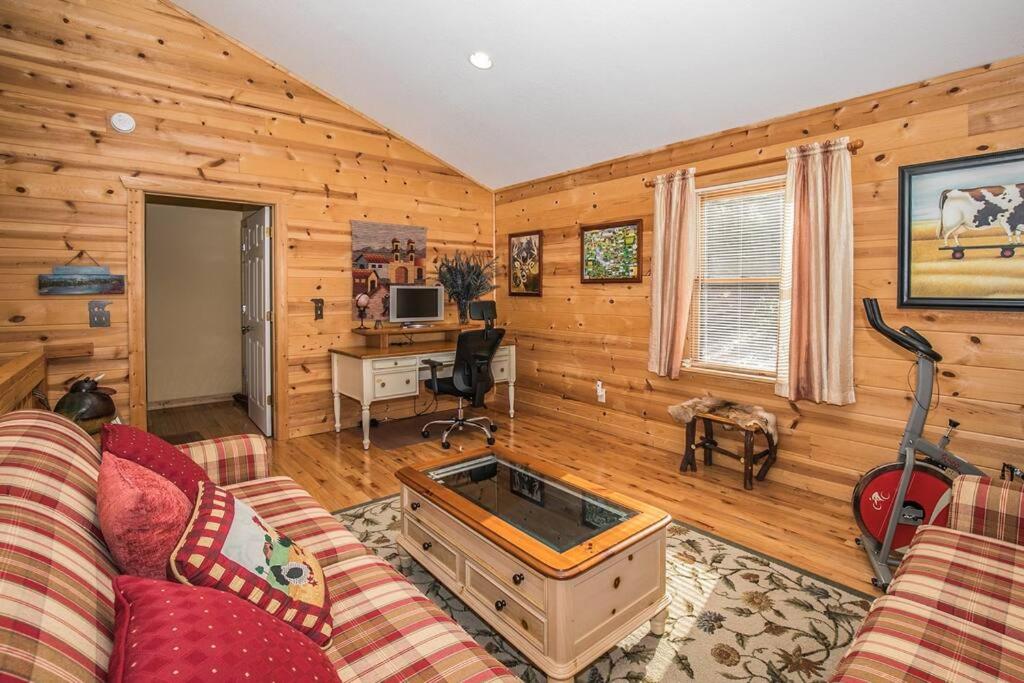 3-Story Private Cabin with Hot Tub and Fire Pit