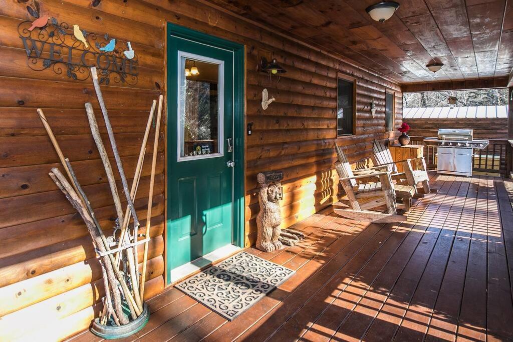3-Story Private Cabin with Hot Tub and Fire Pit
