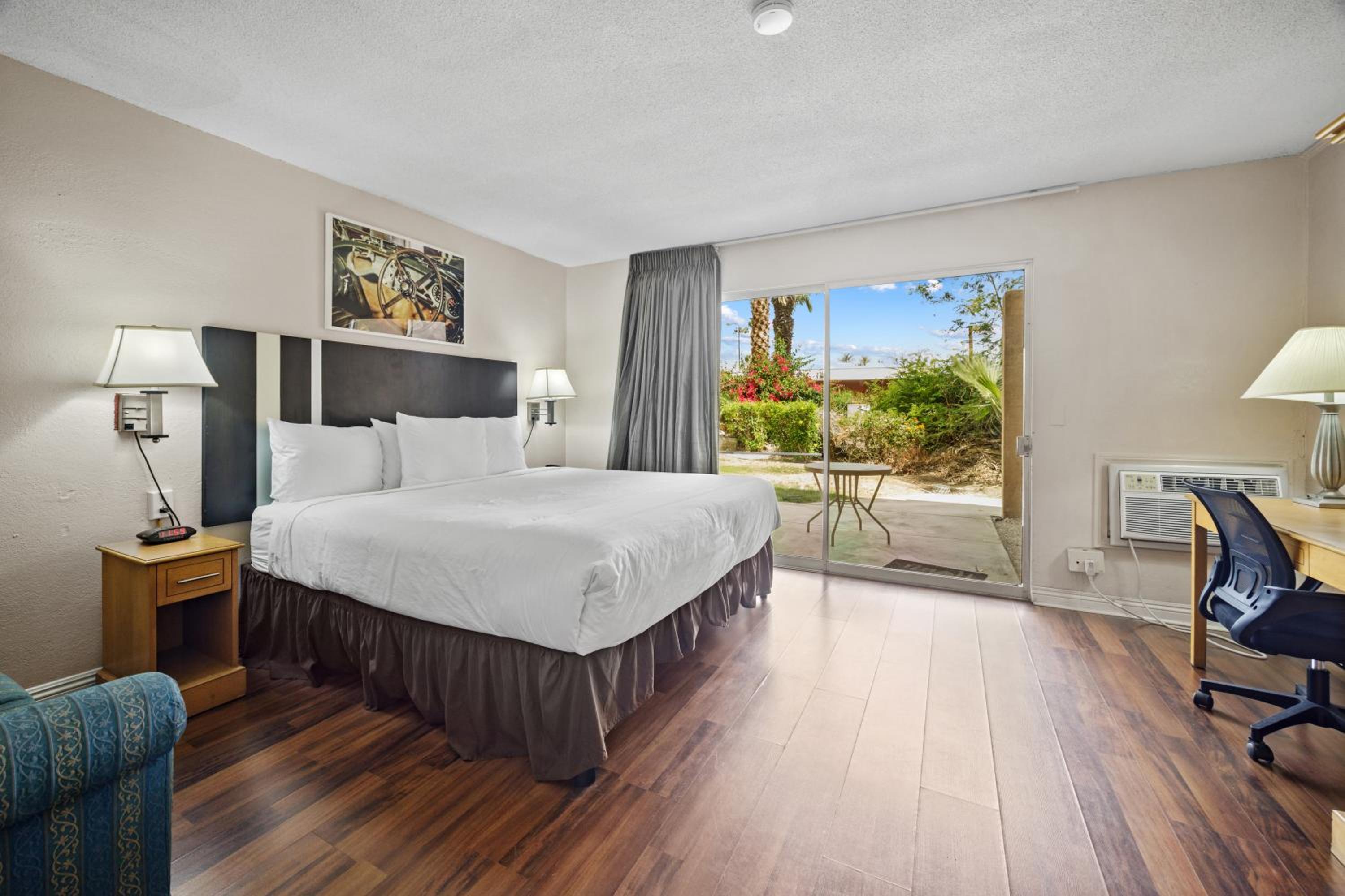 Palm Springs Vacations - Sol Springs Inn - Property Image 7