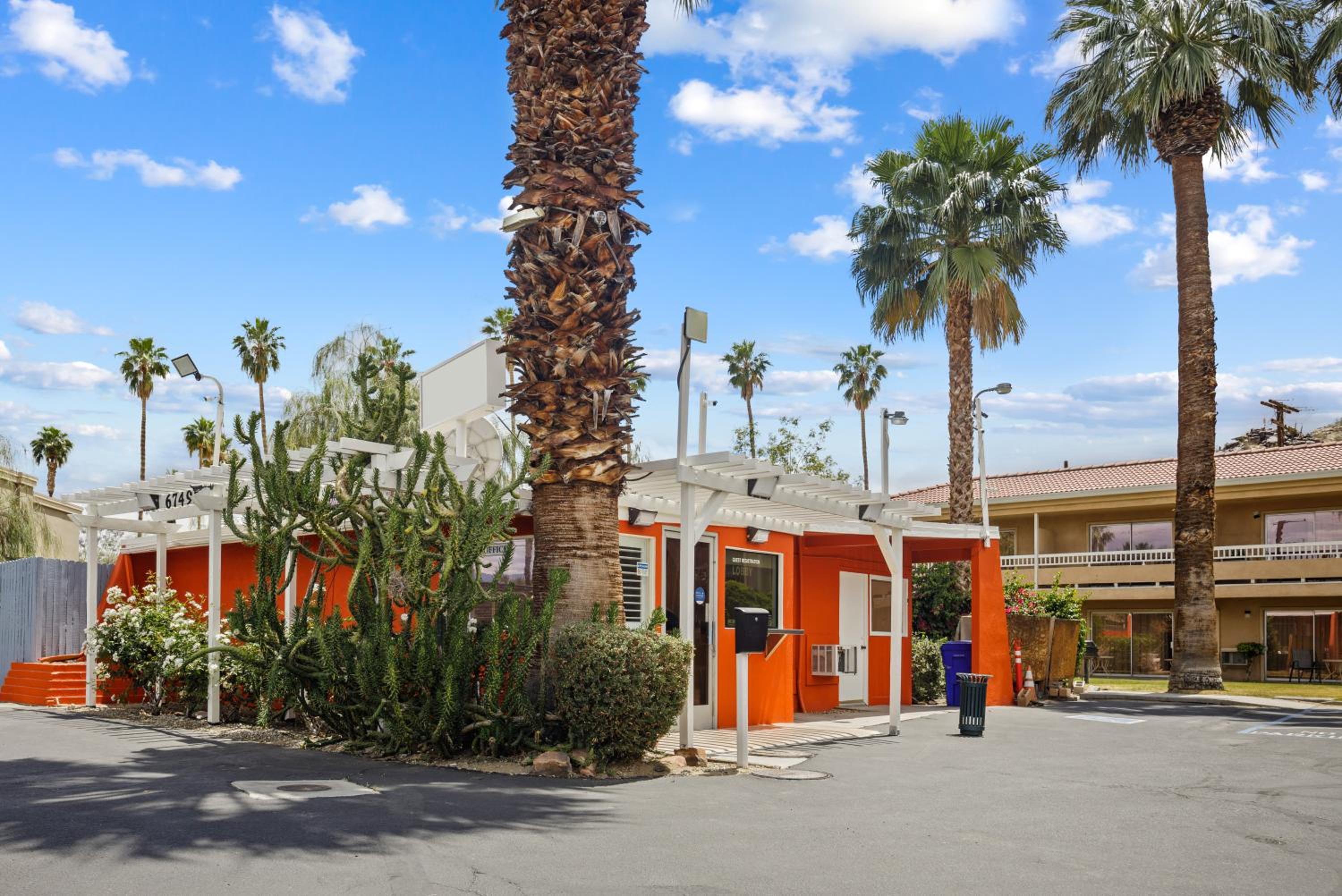 Palm Springs Vacations - Sol Springs Inn - Property Image 4