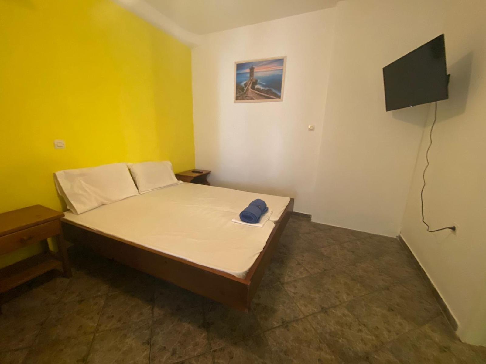 Yellow Beach House en Logaras — bedroom