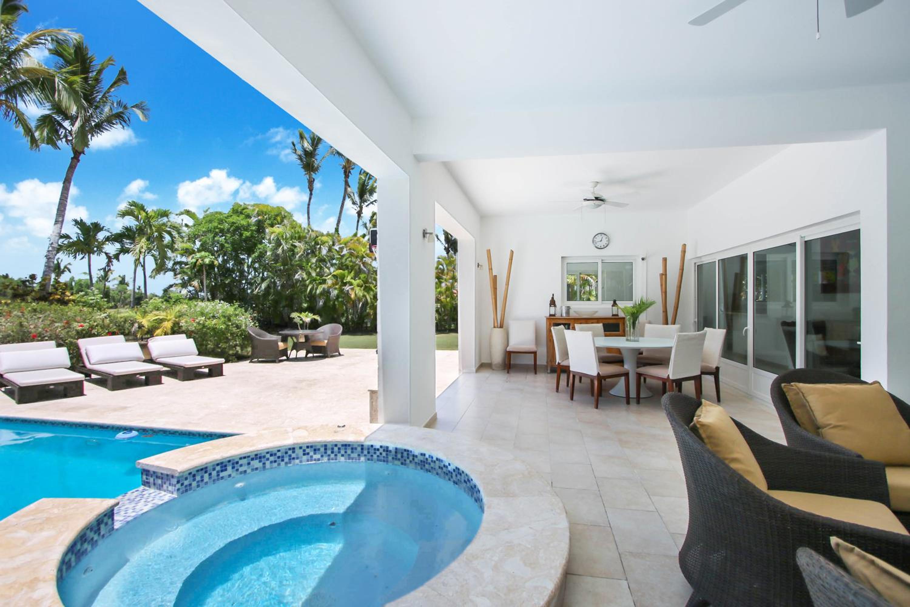 Family-Friendly 4-BR Pool Villa with Jacuzzi & Maid Service in Cocotal view 3
