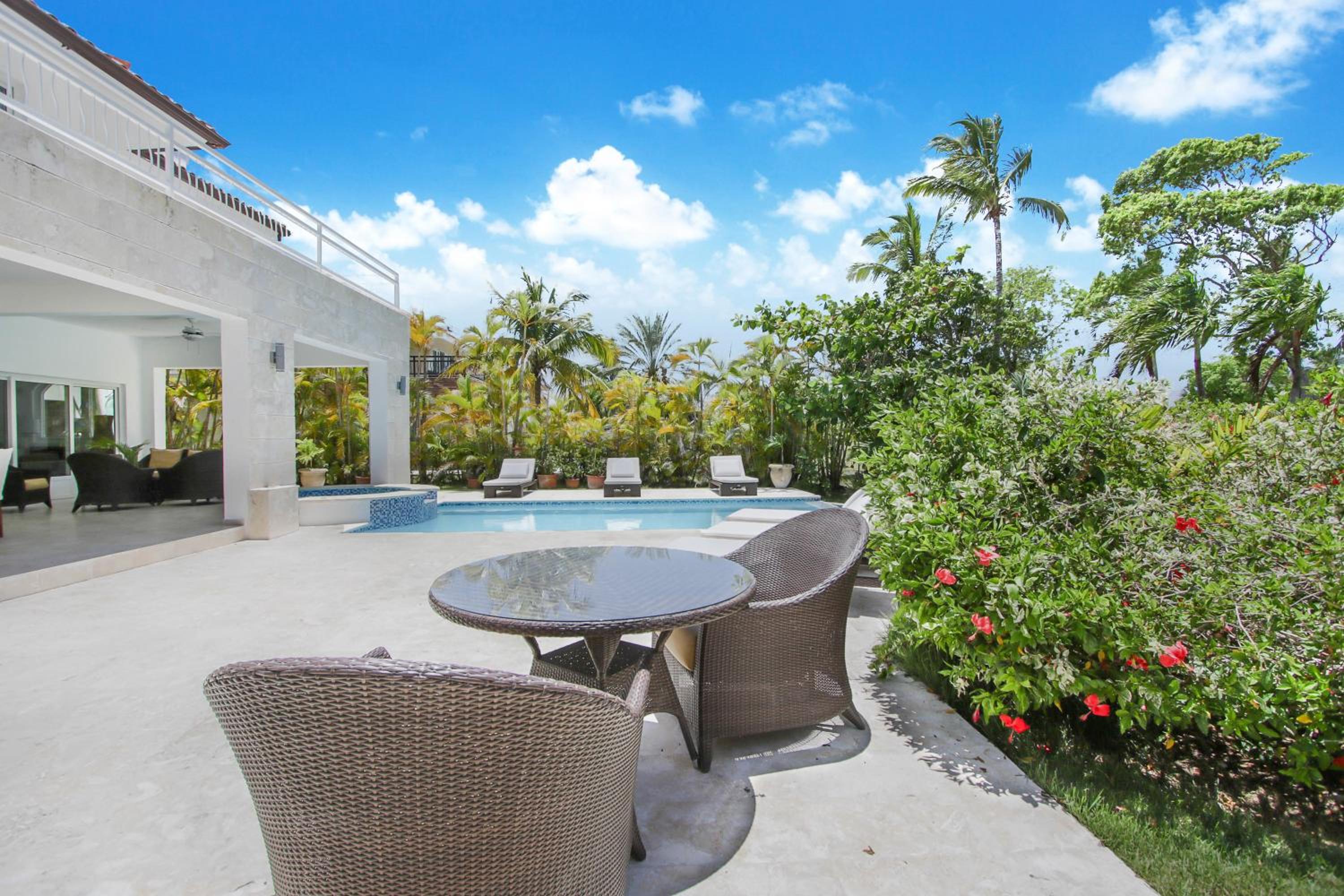 Family-Friendly 4-BR Pool Villa with Jacuzzi & Maid Service in Cocotal view 4