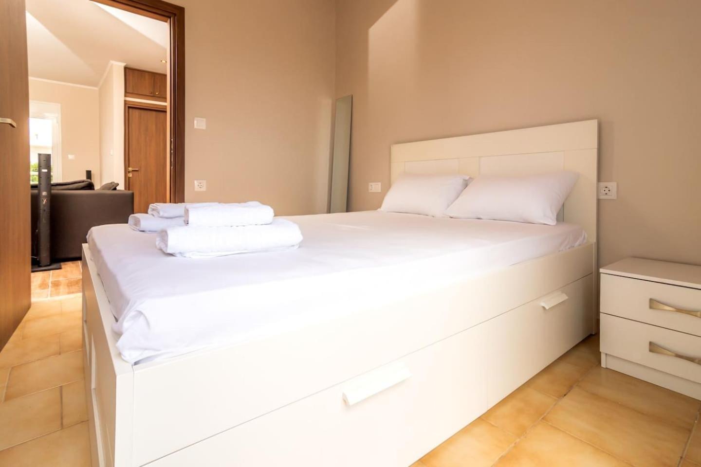 Theros Apartment photo 4