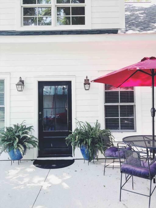 Liz Lane Cottage- entire guesthouse