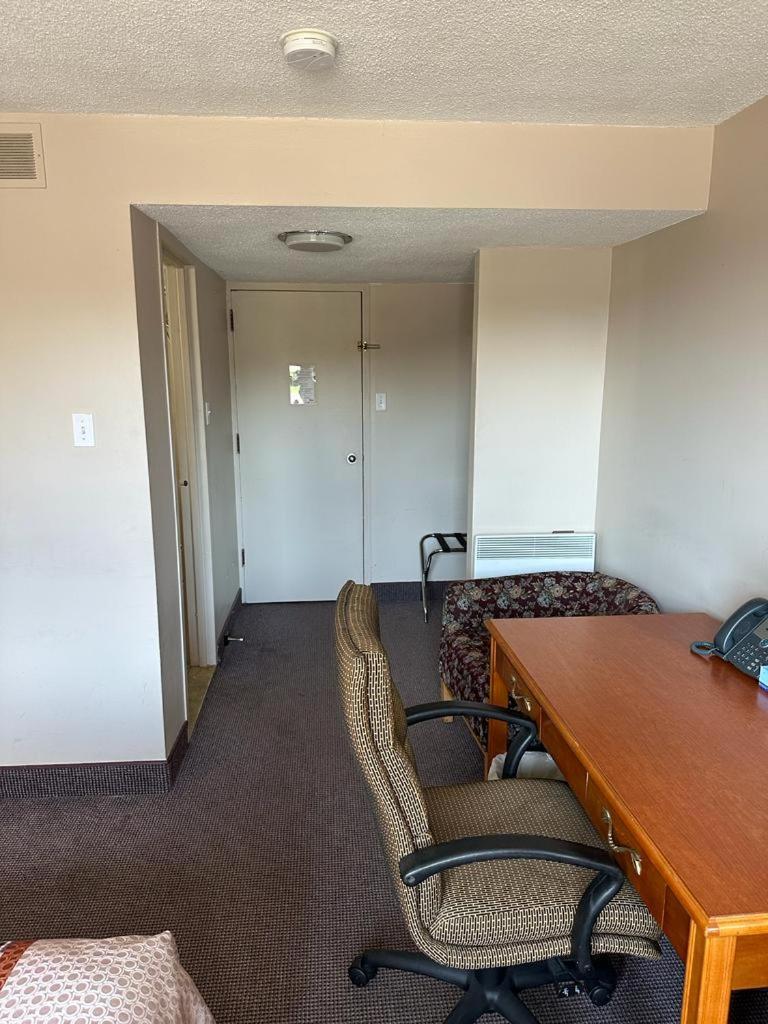 Bear's den Lounge and Motel