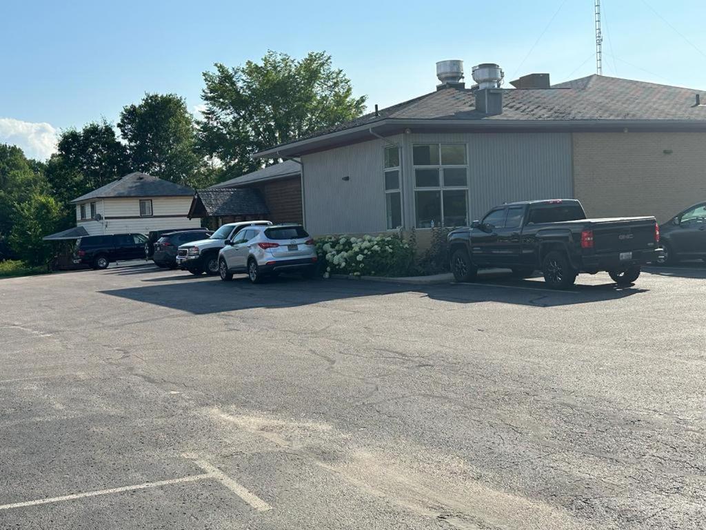 Bear's den Lounge and Motel