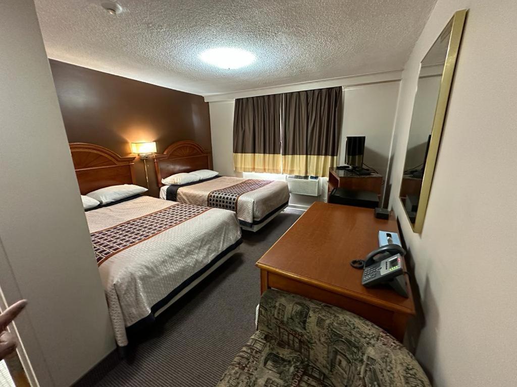 Bear's den Lounge and Motel