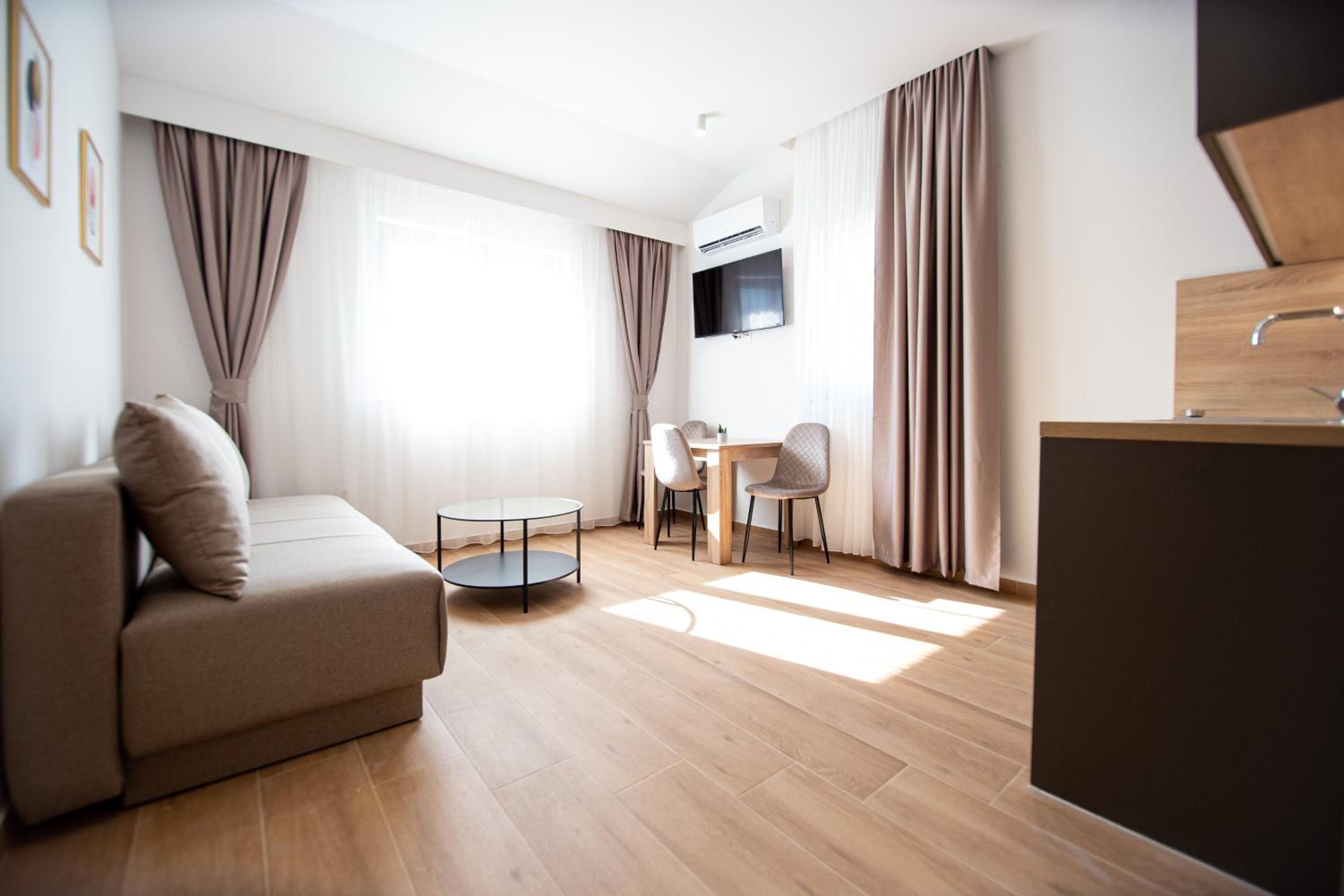 Apartments Sirena - Modern stay with free parking