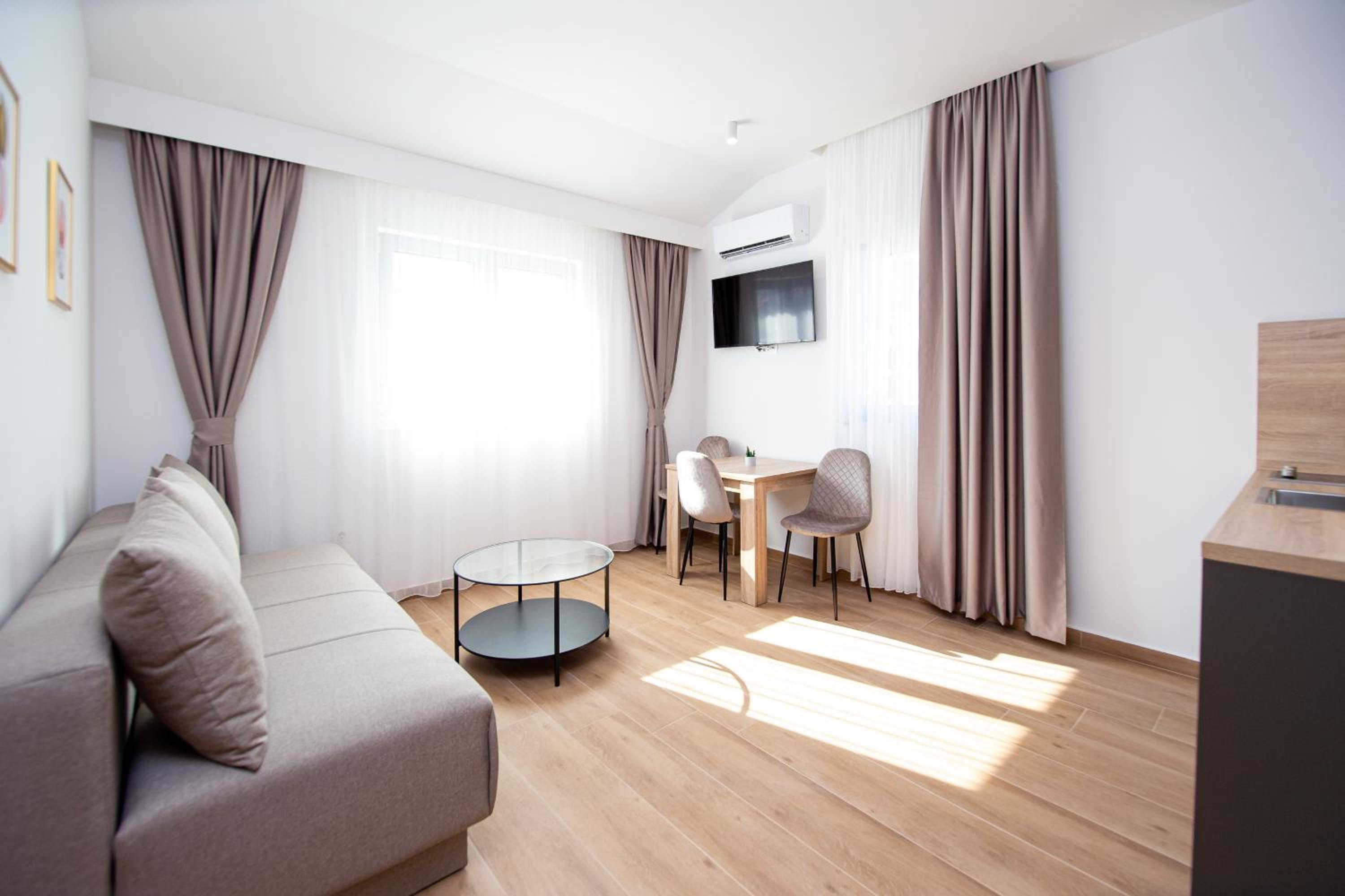 Apartments Sirena - Modern stay with free parking