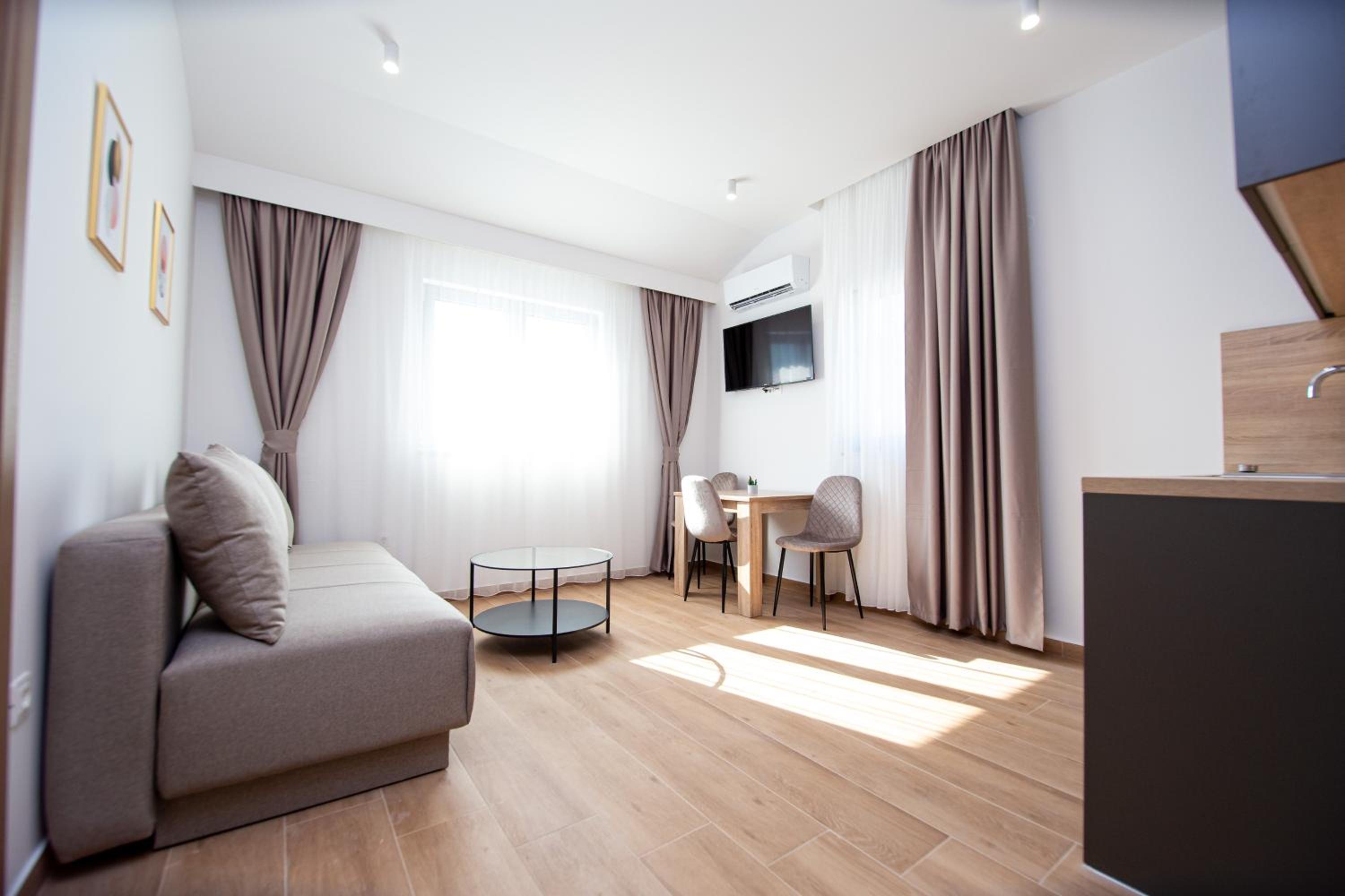 Apartments Sirena - Modern stay with free parking