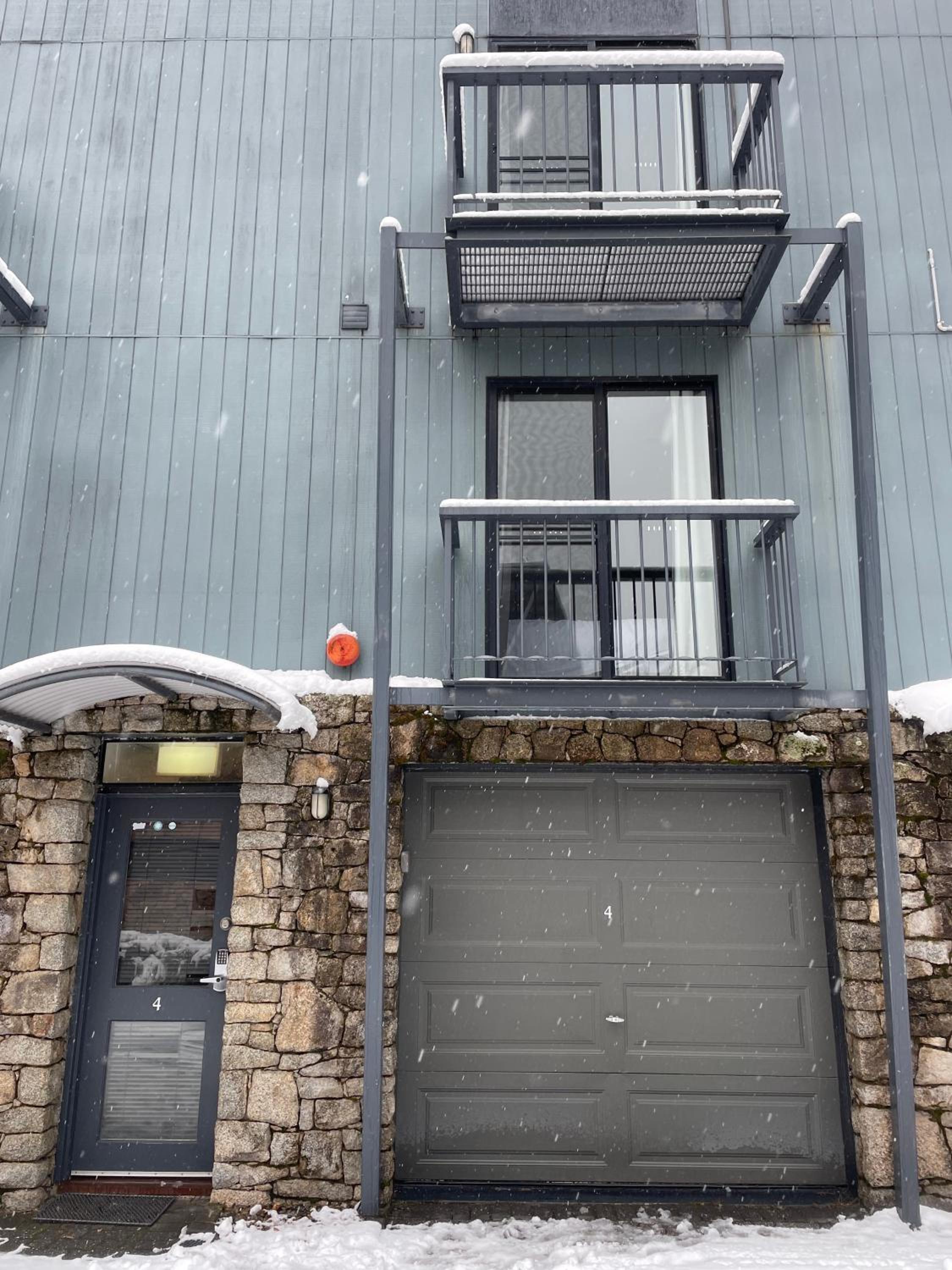 Walk to Slopes & Village, Stylish 2BR Thredbo Chalet with Garage