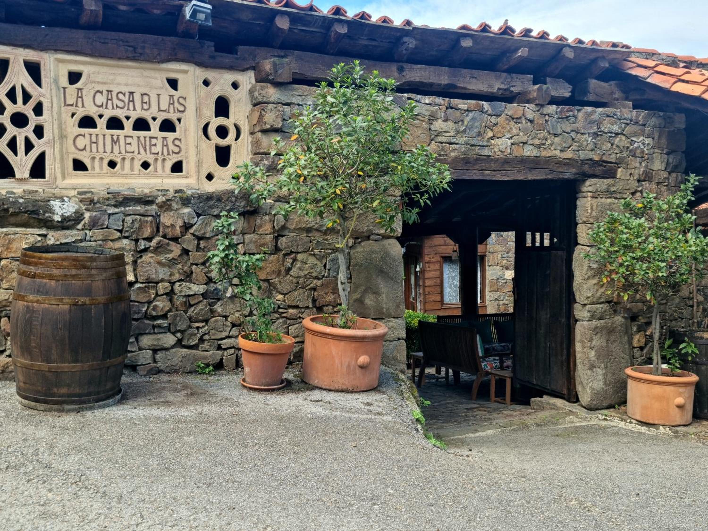 La Casa de las Chimeneas view 3