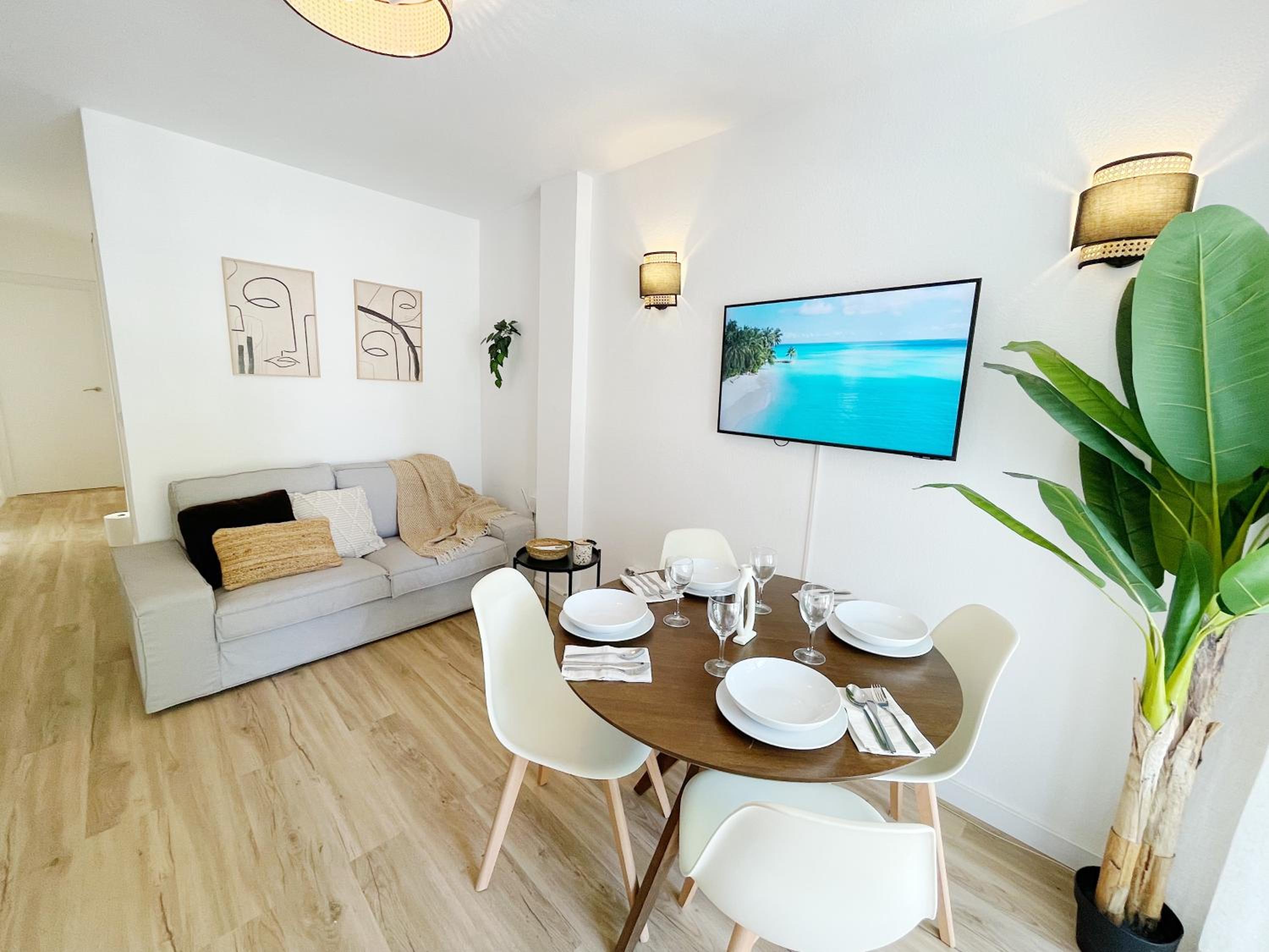 Hotel Calm Apartments Estepona Beach: Location, beach & old town - Image 1