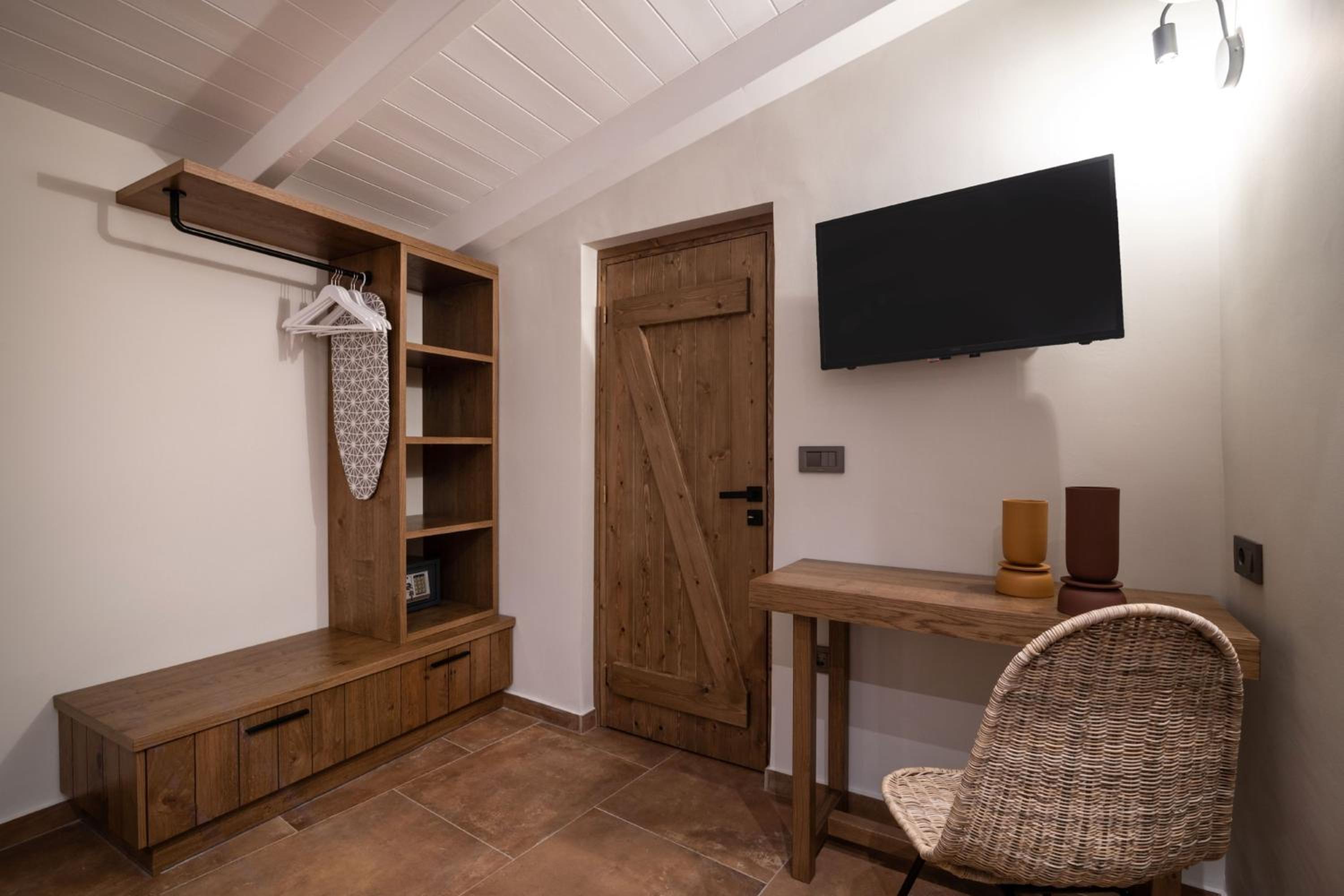 Villa Frontale - Restored Villa with Pool Perfect for 6 Nestled Next to a Traditional Olive Mill and Local Farms Offering Authentic Hospitality and Organic