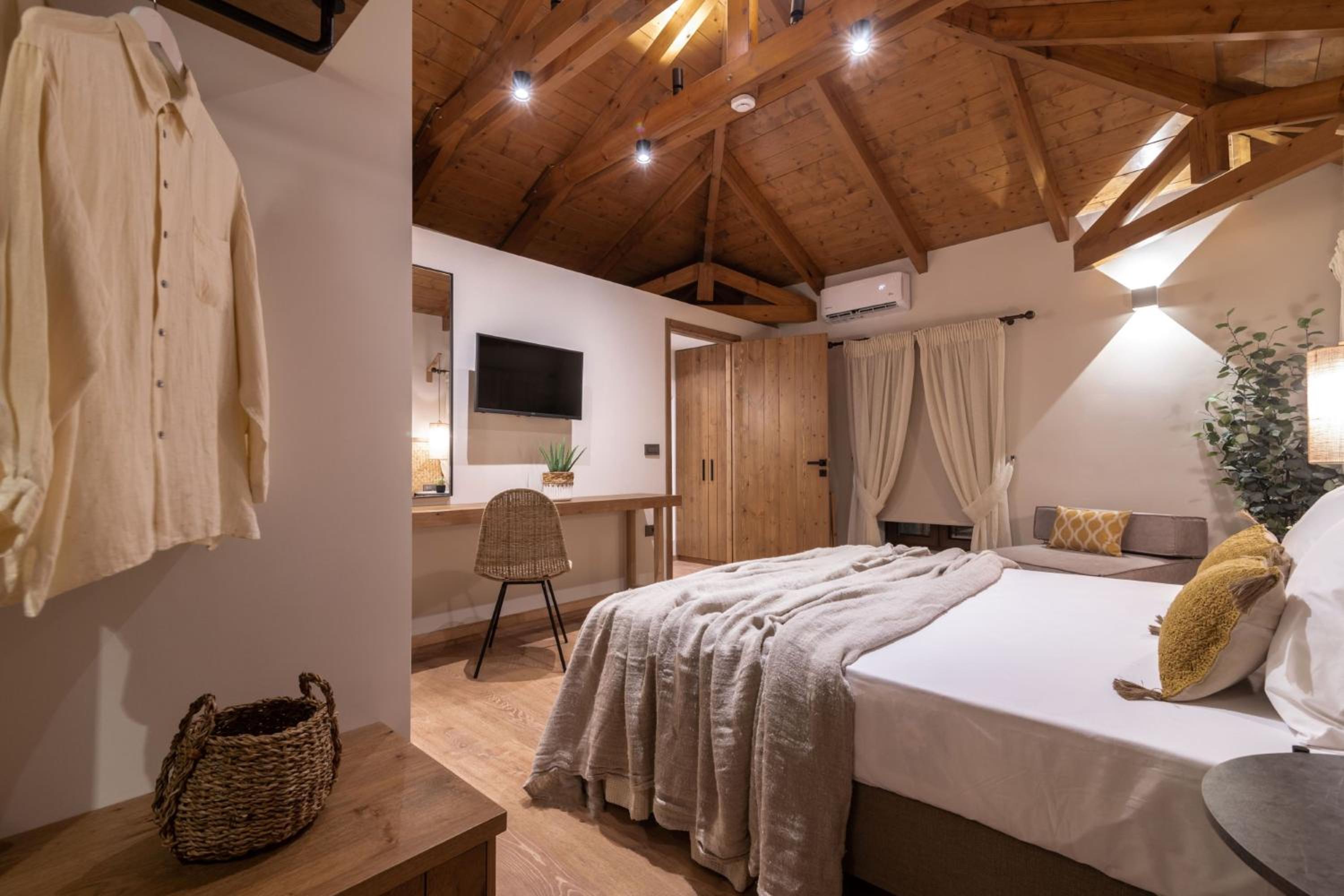 Villa Frontale - Restored Villa with Pool Perfect for 6 Nestled Next to a Traditional Olive Mill and Local Farms Offering Authentic Hospitality and Organic