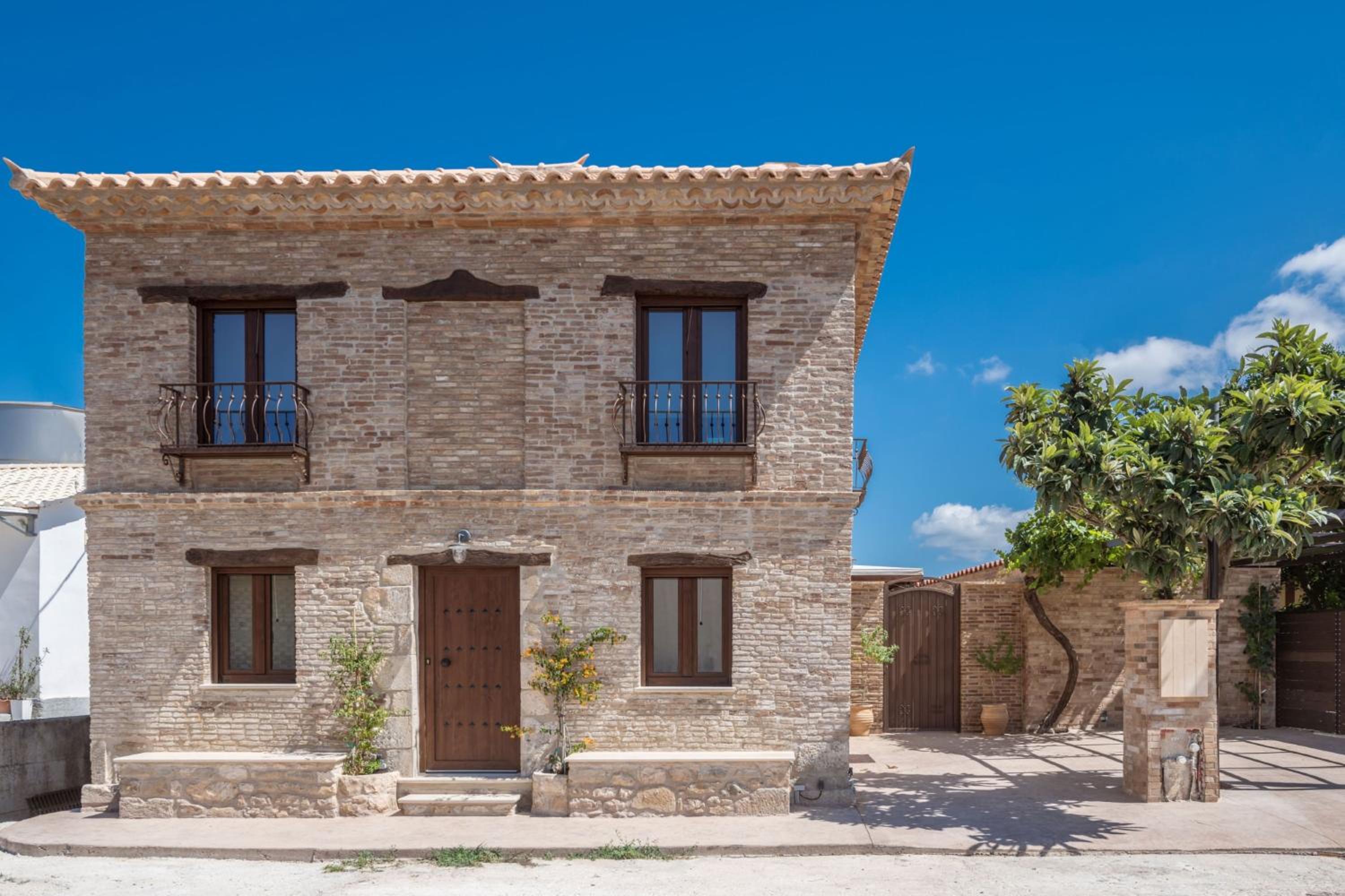 Villa Frontale - Restored Villa with Pool Perfect for 6 Nestled Next to a Traditional Olive Mill and Local Farms Offering Authentic Hospitality and Organic