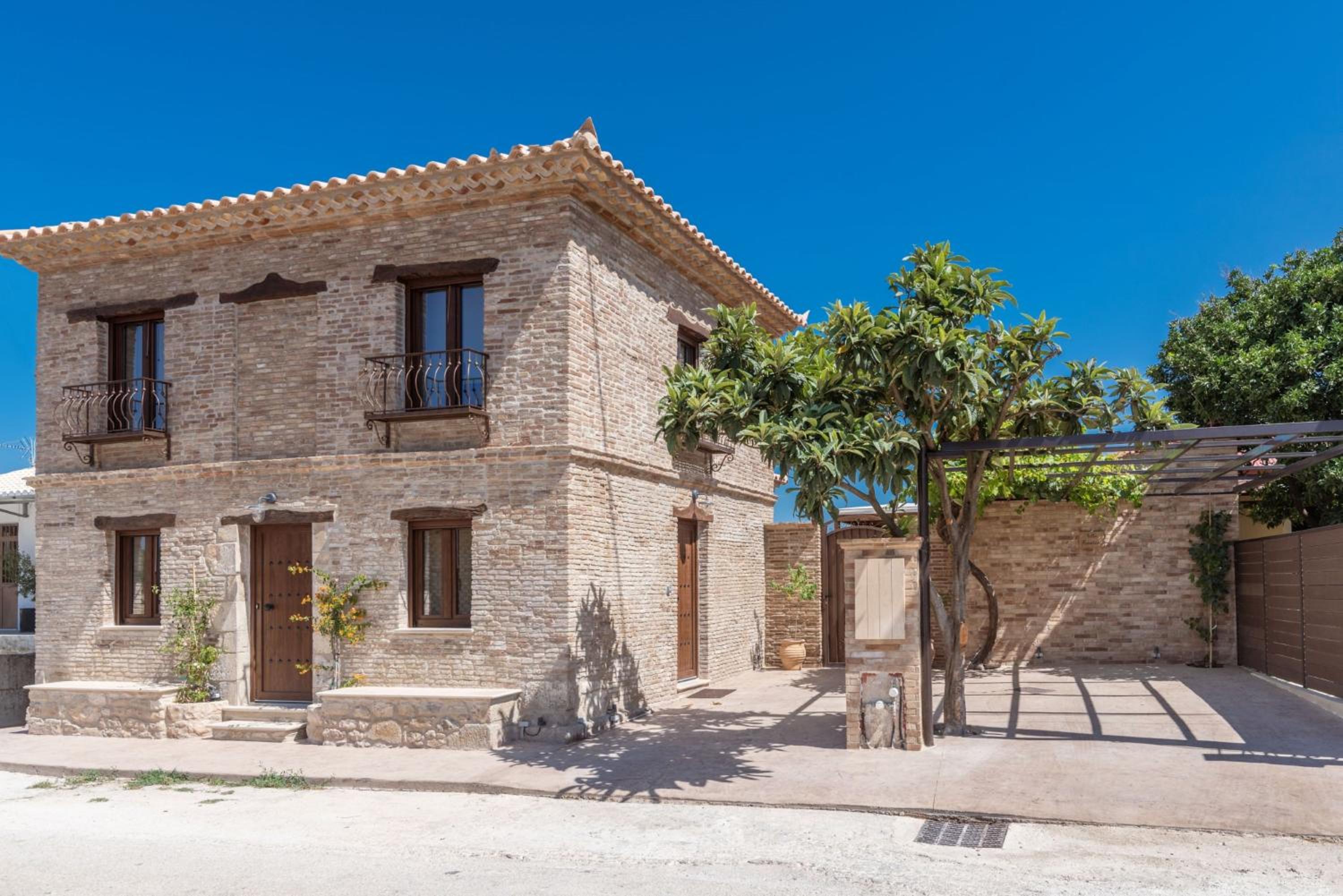 Villa Frontale - Restored Villa with Pool Perfect for 6 Nestled Next to a Traditional Olive Mill and Local Farms Offering Authentic Hospitality and Organic