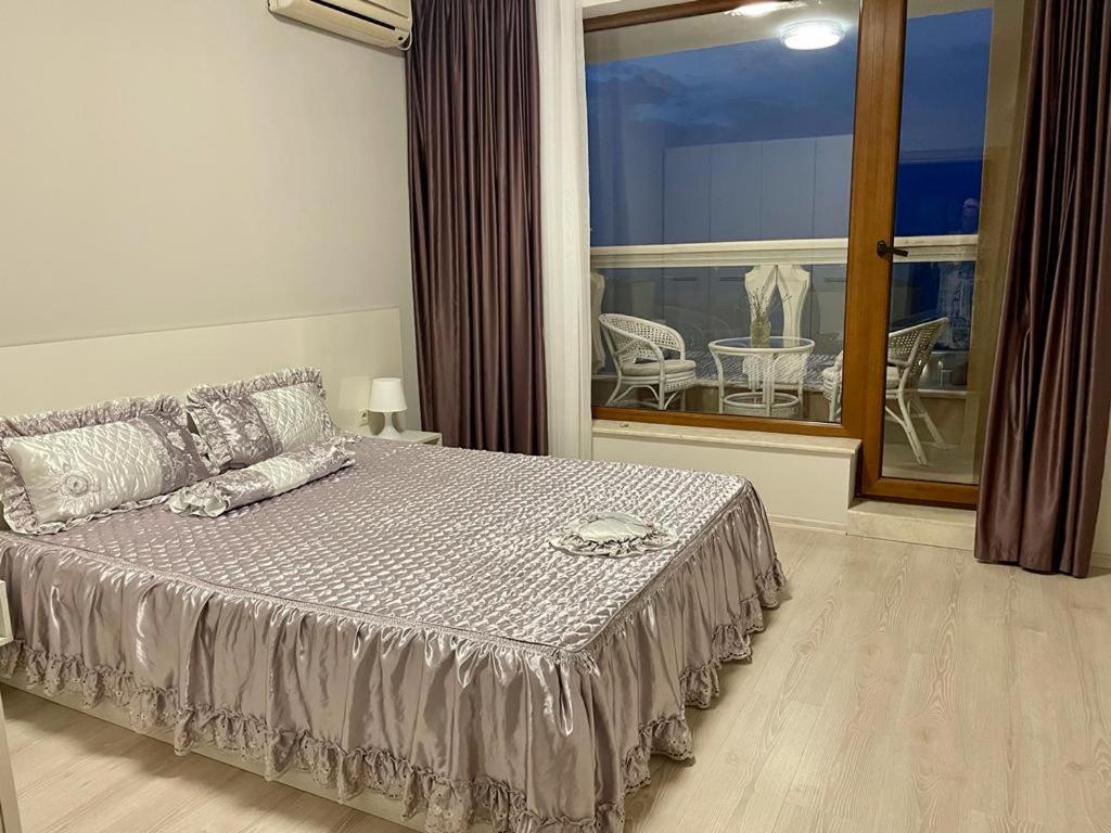 La Mer spacious Apartment with a Sea View