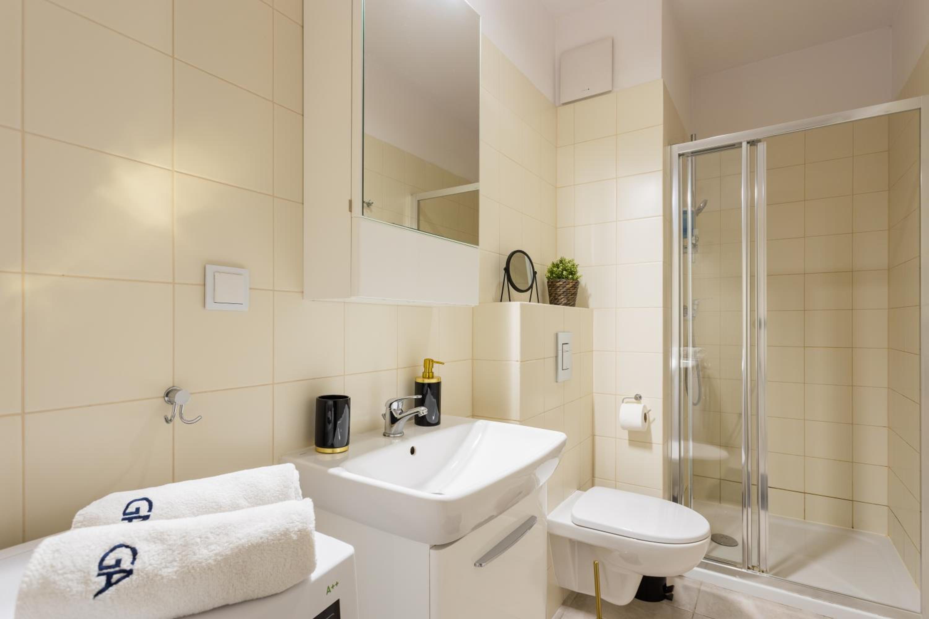 Golden Apartments Warsaw - Stylish & Sunny - Pereca Residence, City Center