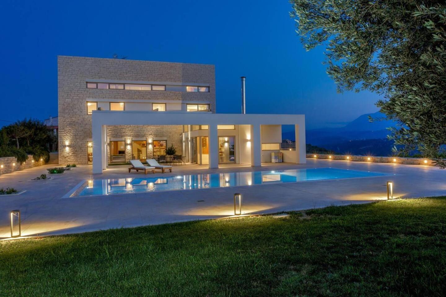 Villa - Sleeps 10 - Pool - Parking - Pool Table
