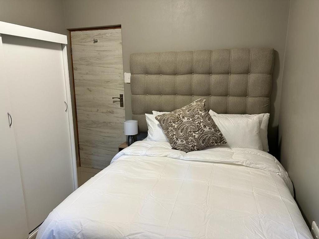 St Ives beach access apartment
