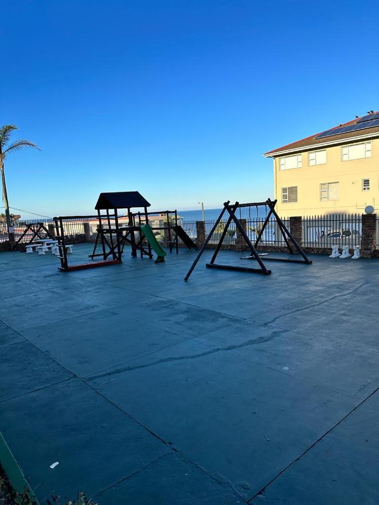 St Ives beach access apartment