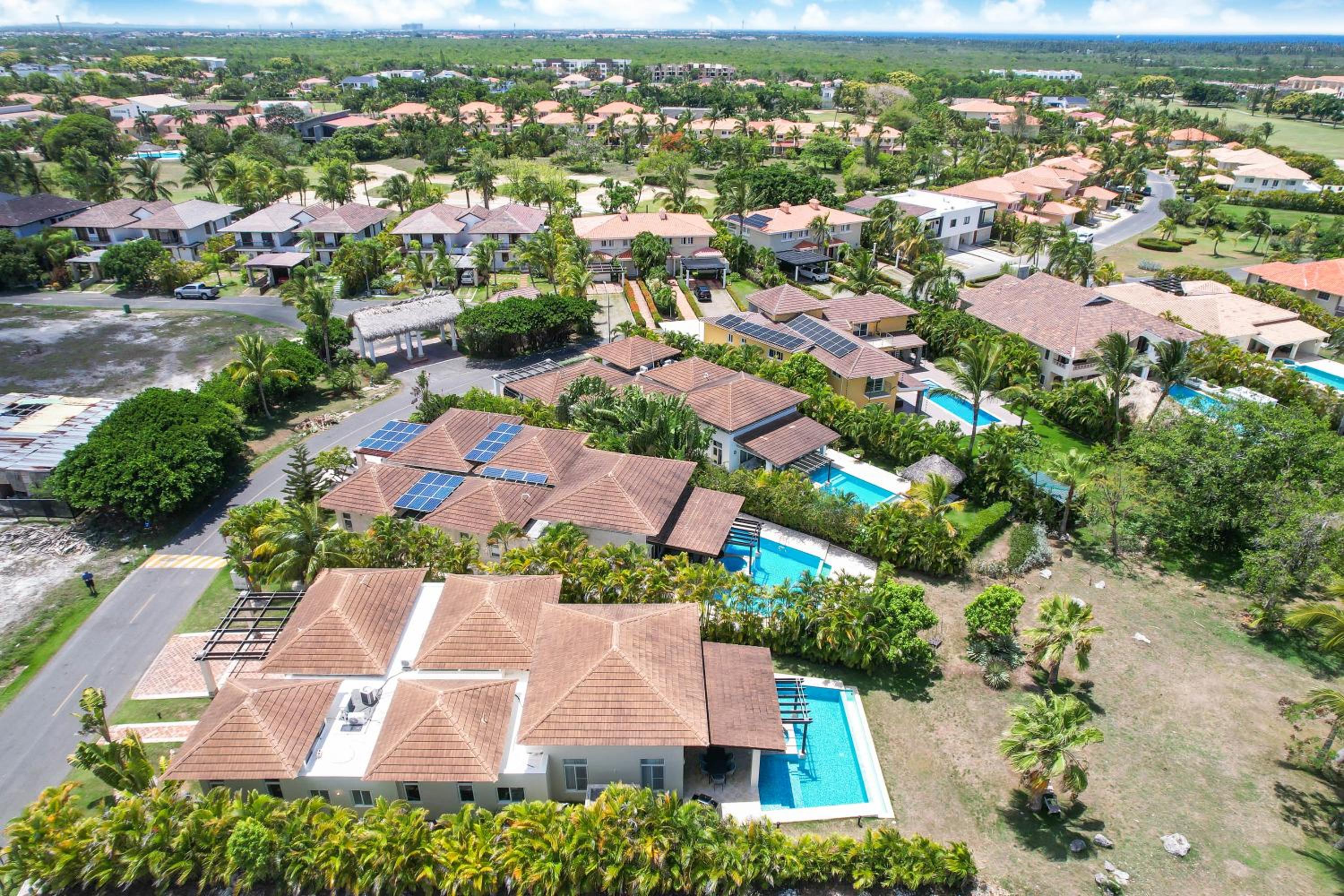 Stunning 3-Bedroom Villa with Pool, Jacuzzi and Maid near Bavaro Beach