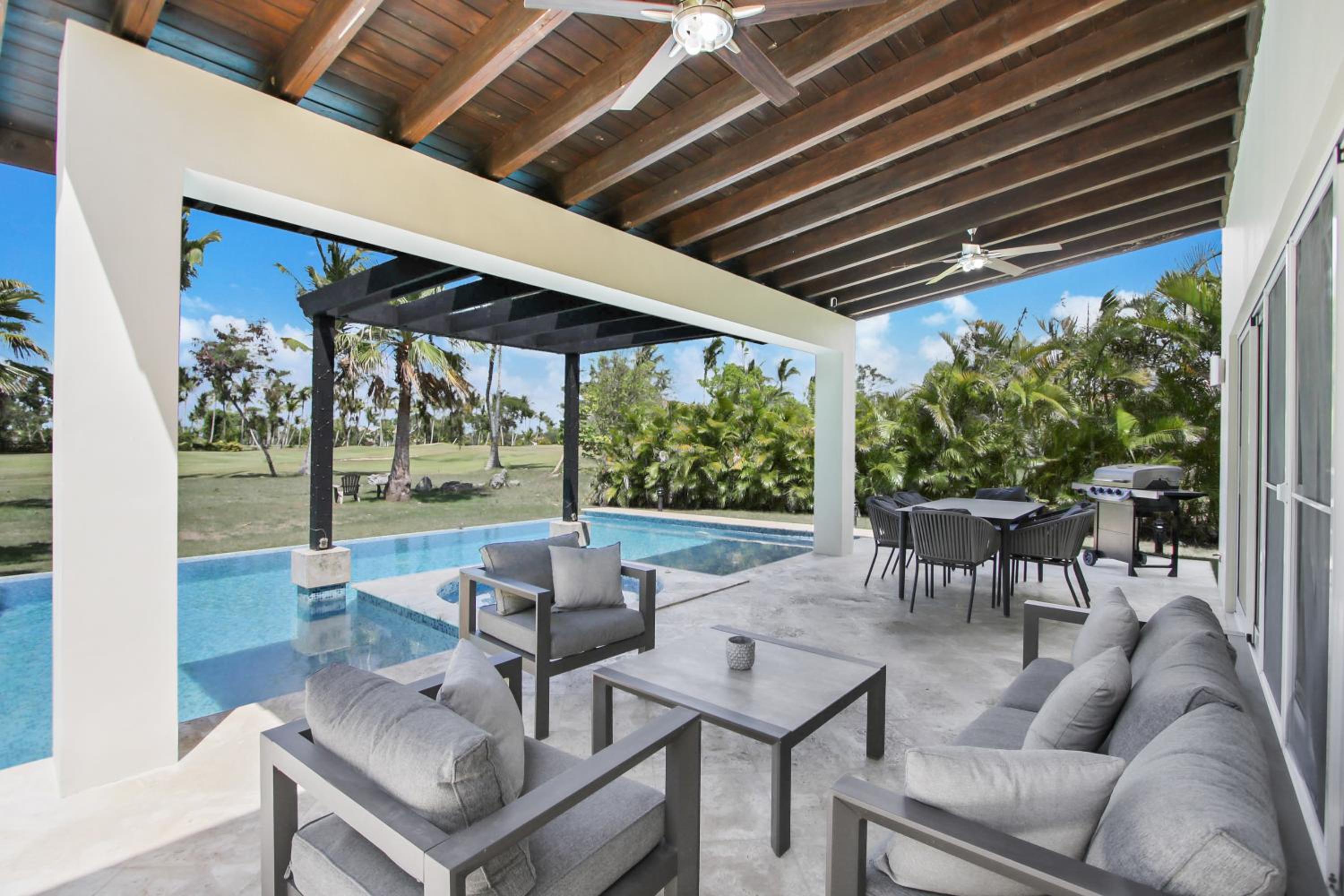 Stunning 3-Bedroom Villa with Pool, Jacuzzi and Maid near Bavaro Beach