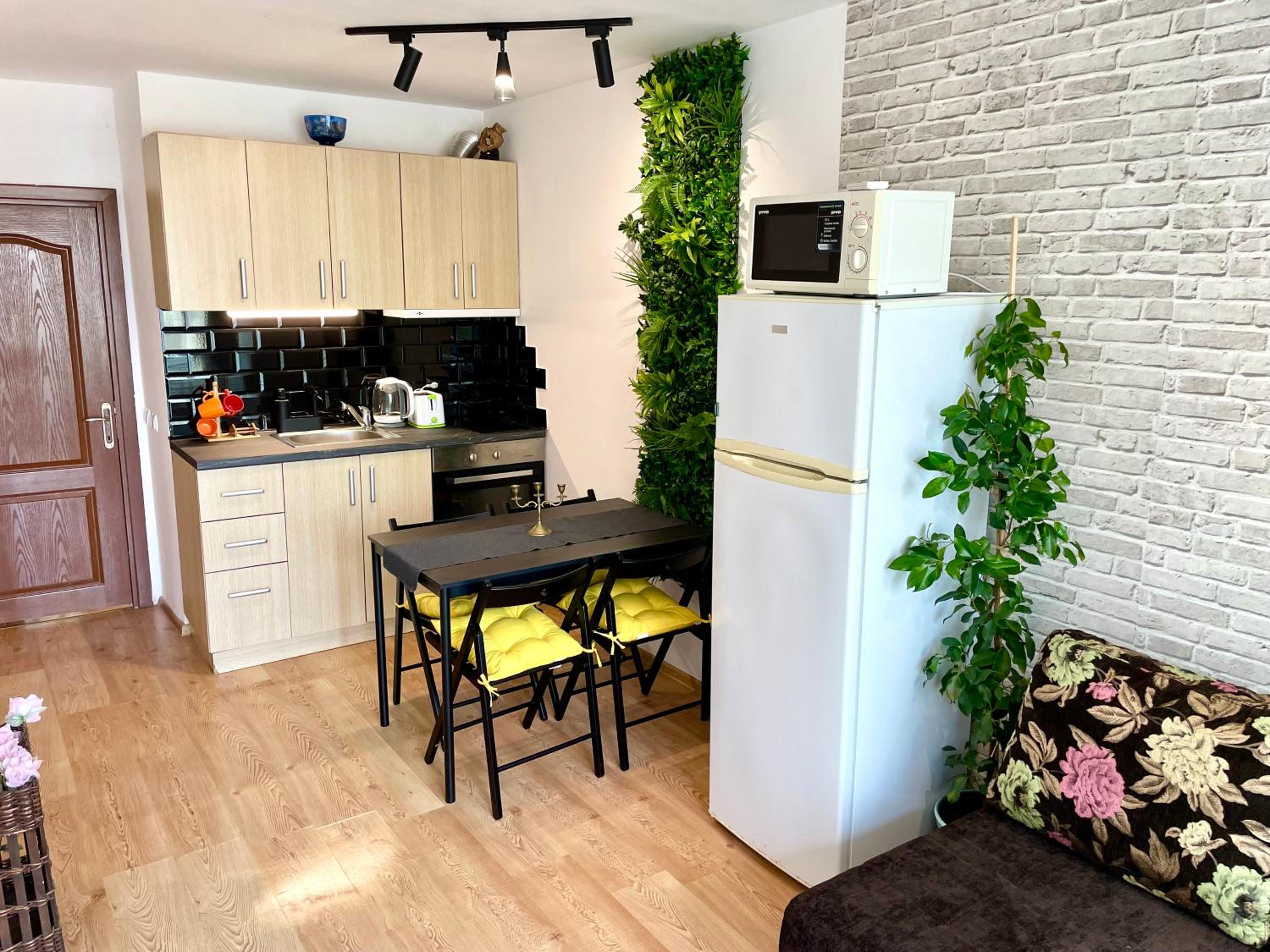 Budget First Sea Line Apt. FLORA