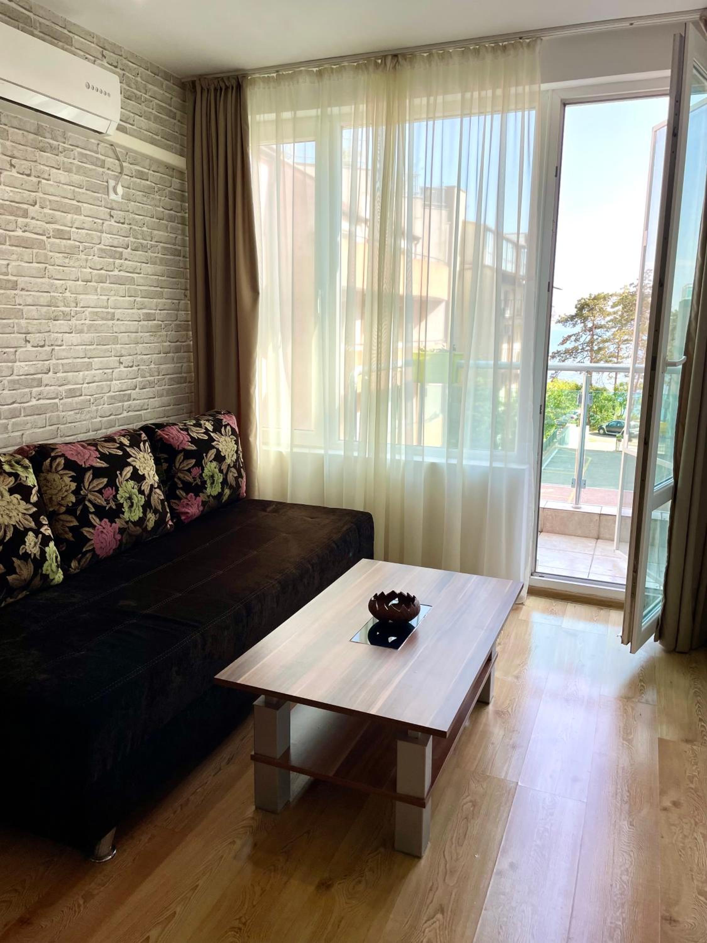 Budget First Sea Line Apt. FLORA