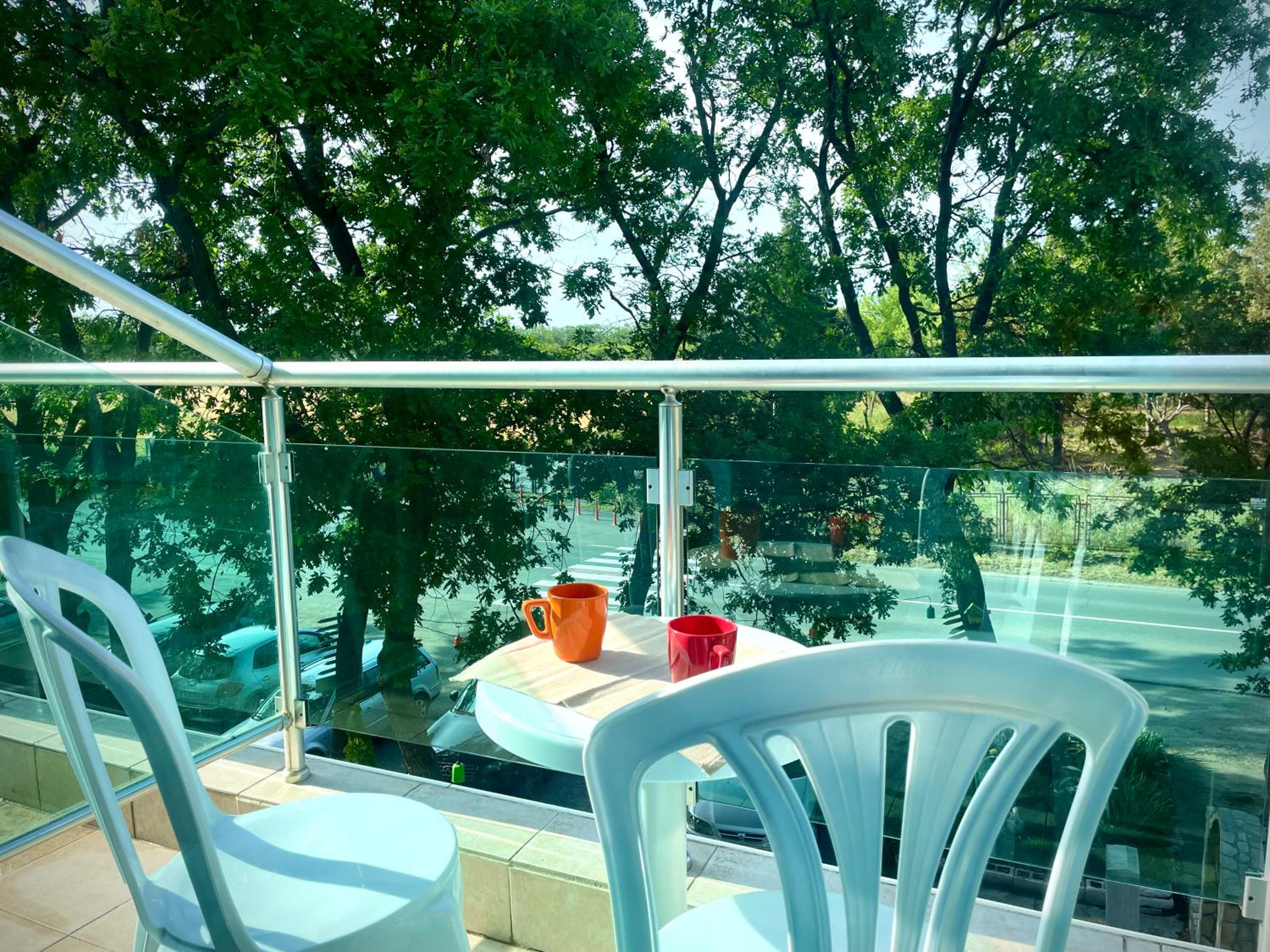 Budget First Sea Line Apt. FLORA