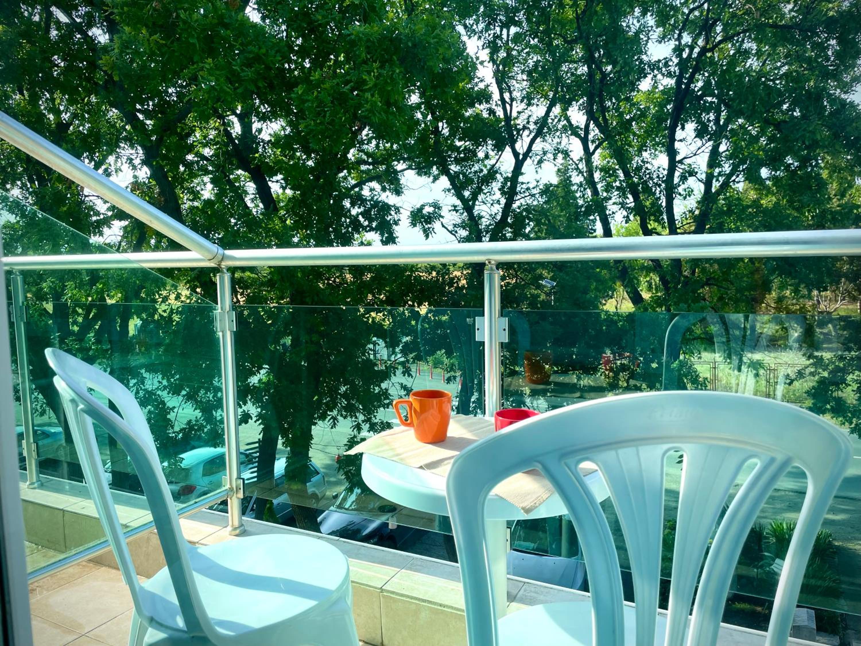 Budget First Sea Line Apt. FLORA