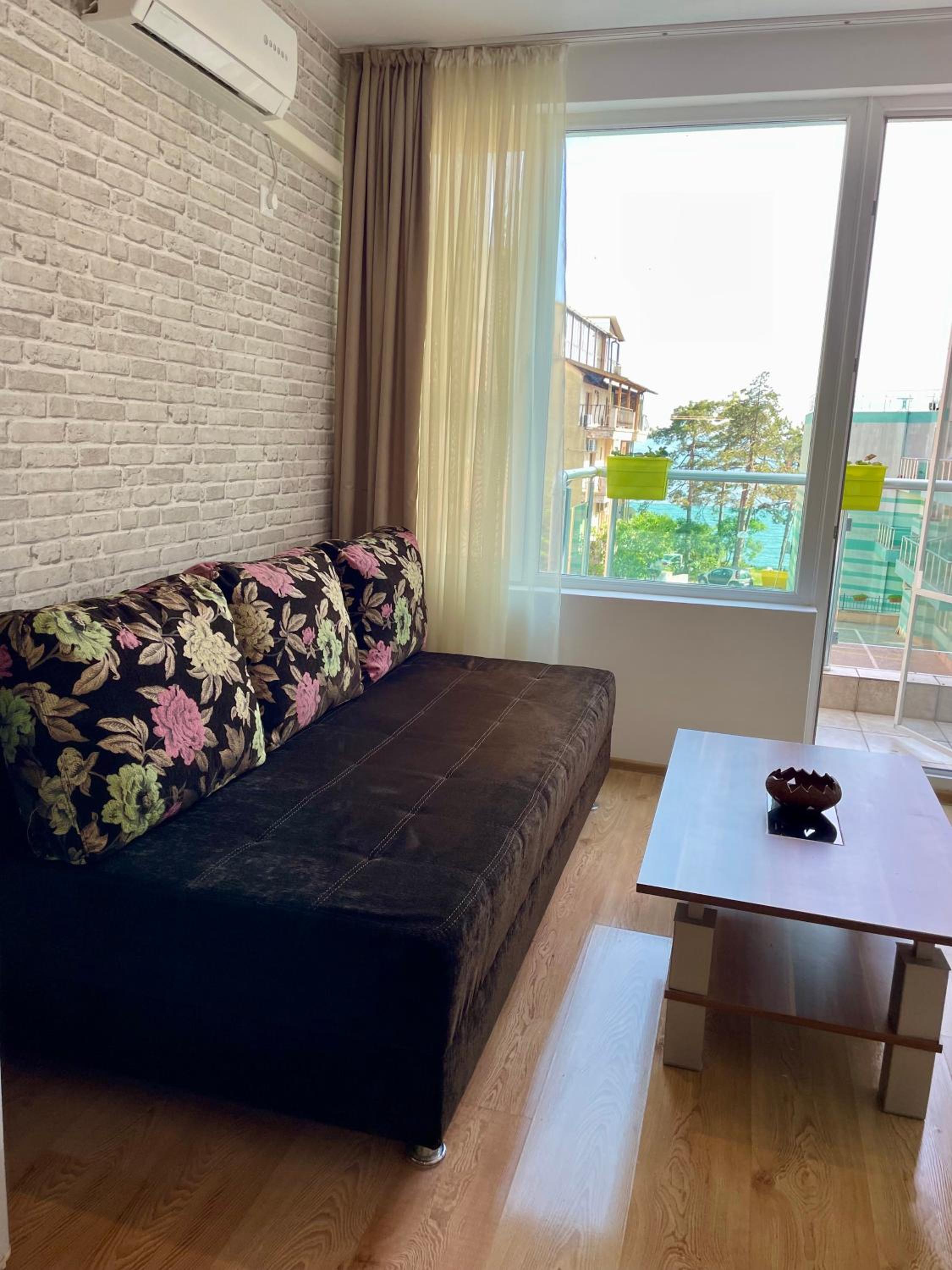 Budget First Sea Line Apt. FLORA