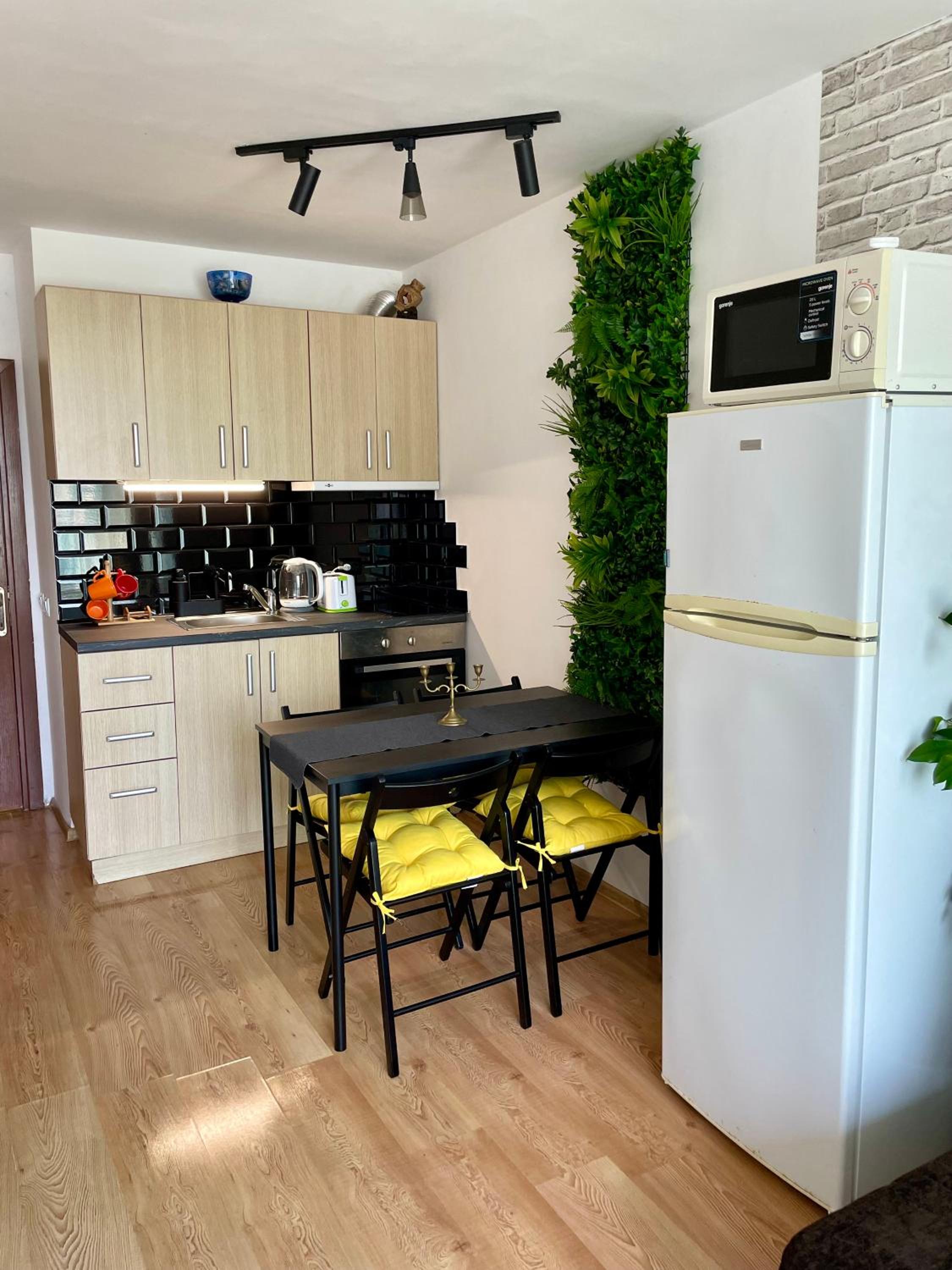 Budget First Sea Line Apt. FLORA