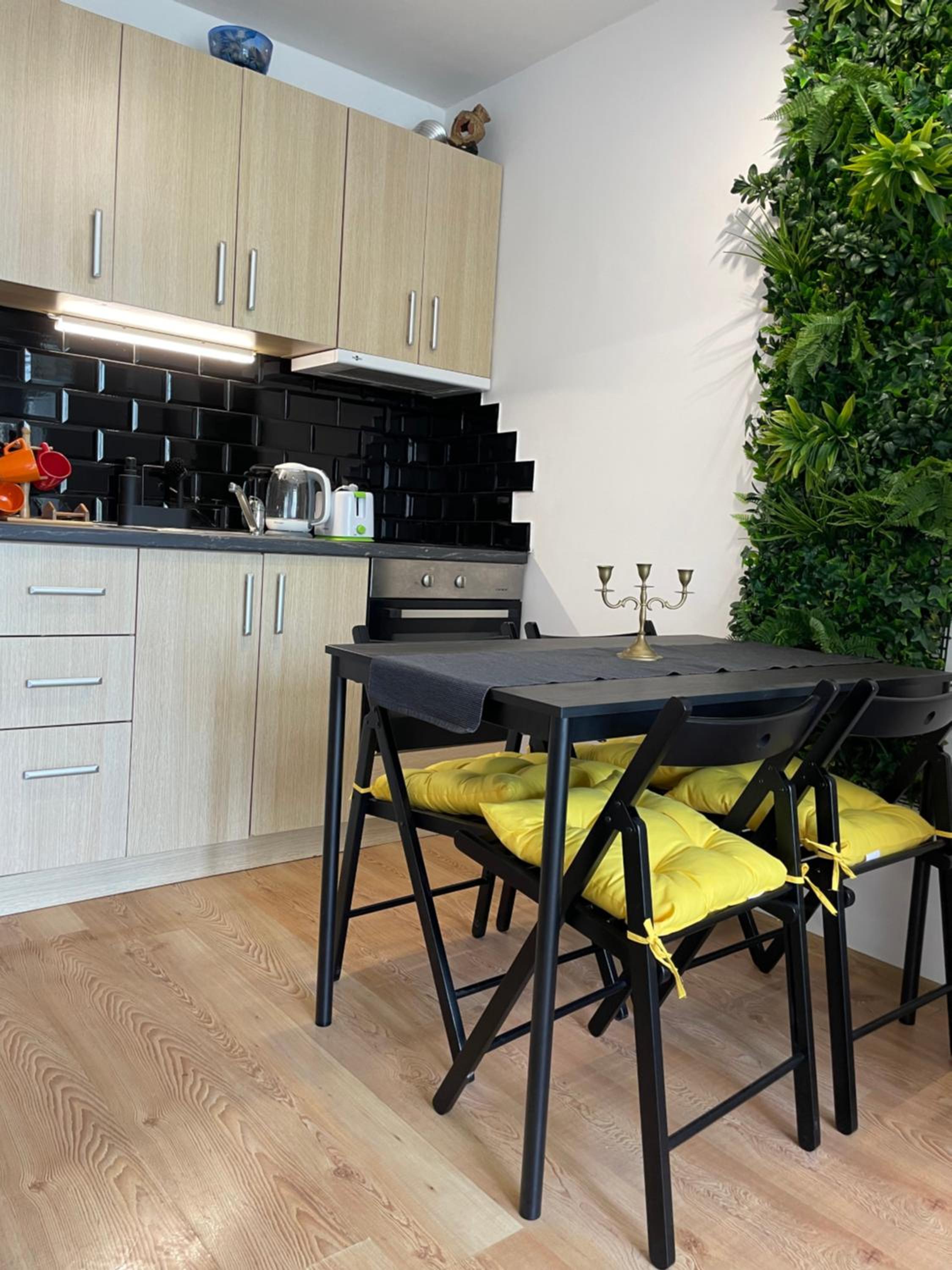 Budget First Sea Line Apt. FLORA