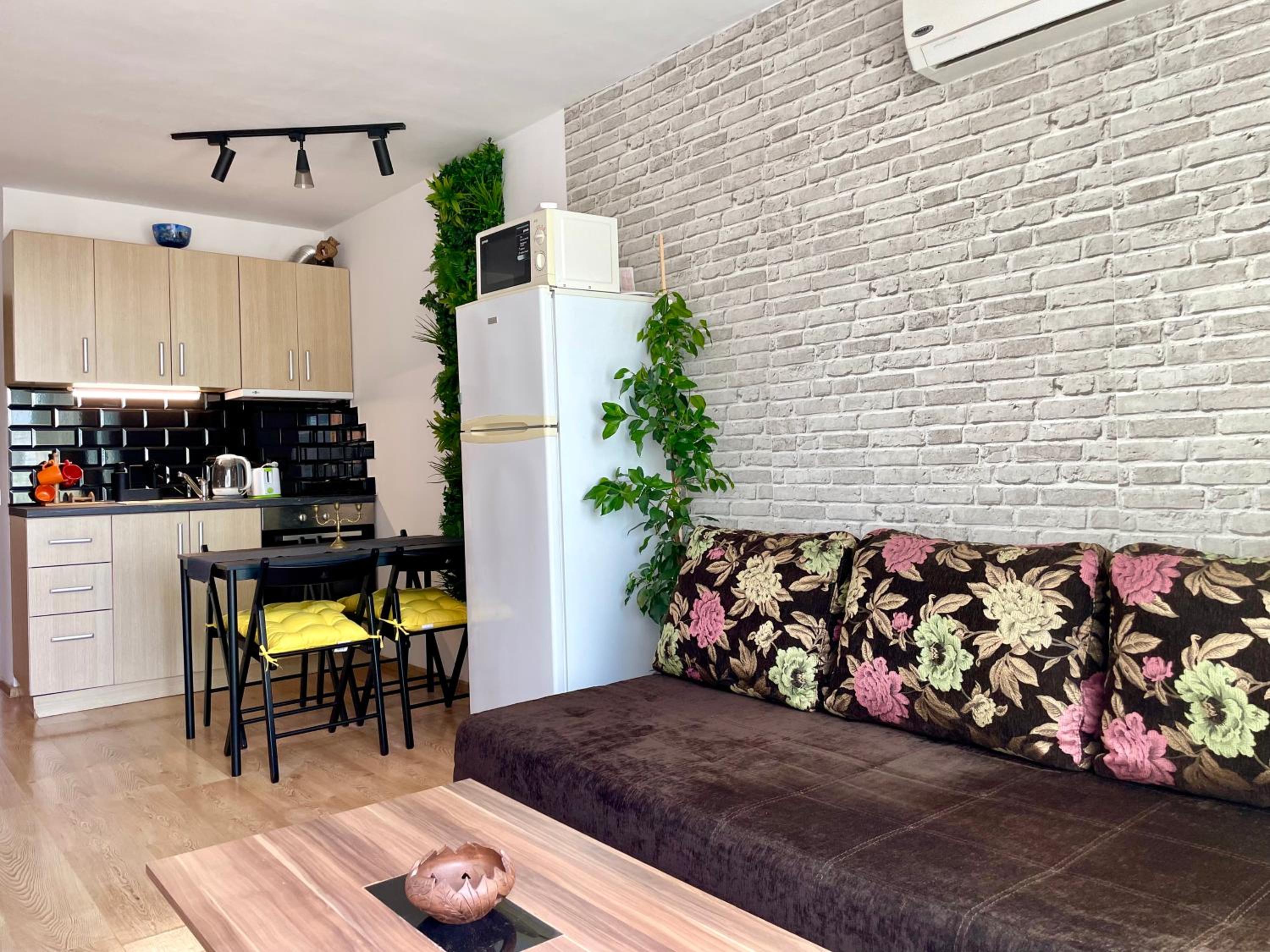 Budget First Sea Line Apt. FLORA