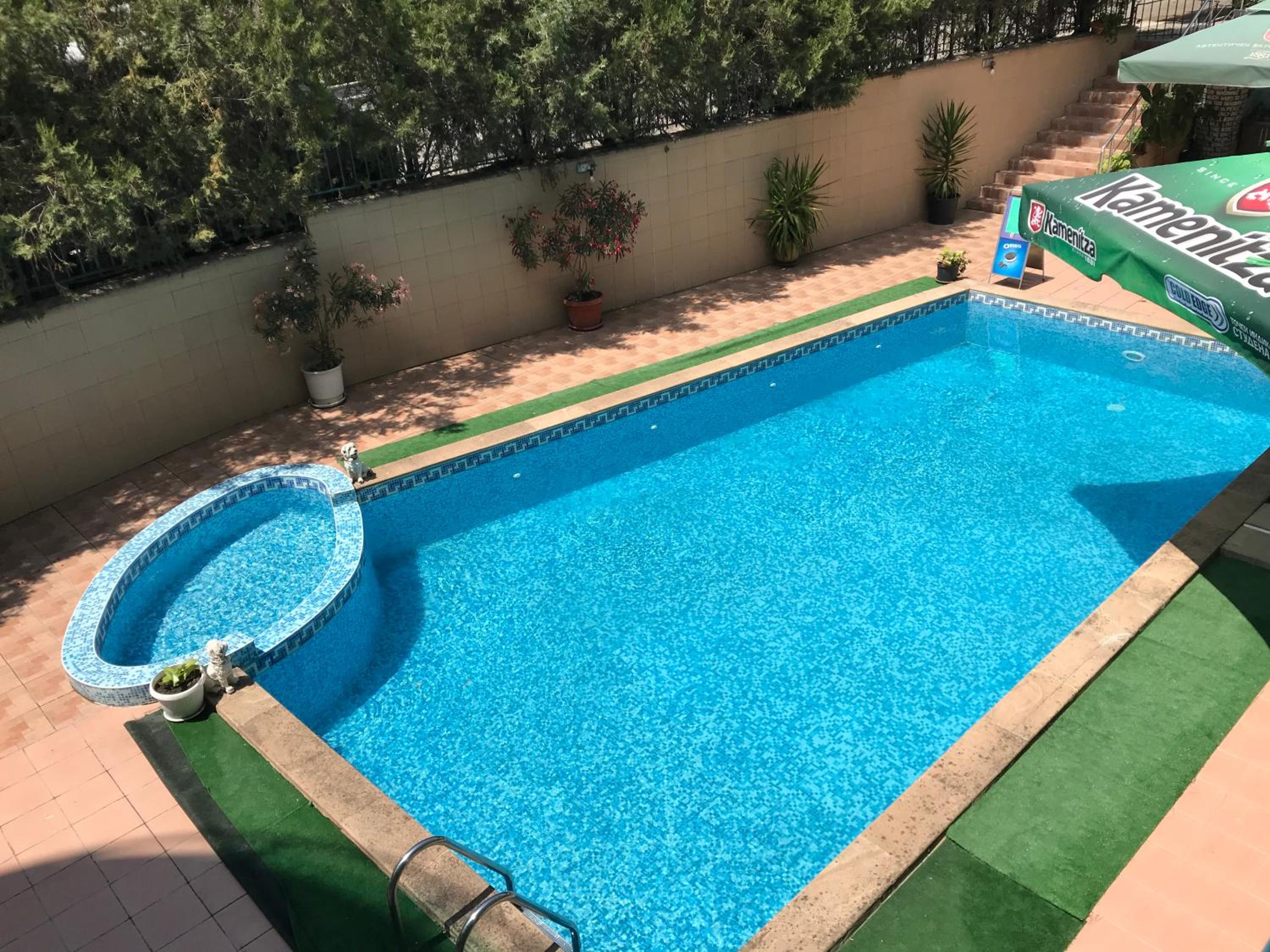 Budget First Sea Line Apt. FLORA